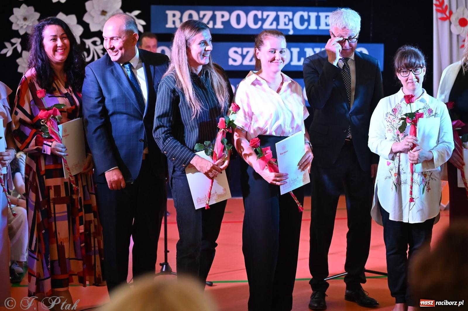 Zdjęcie w galerii na portalu naszraciborz.pl: Miejska inauguracja roku szkolnego w SP 13 – awanse i gratulacje dla nauczycieli wiadomości z regionu