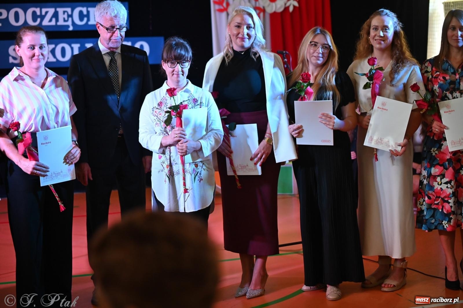 Zdjęcie w galerii na portalu naszraciborz.pl: Miejska inauguracja roku szkolnego w SP 13 – awanse i gratulacje dla nauczycieli wiadomości z regionu