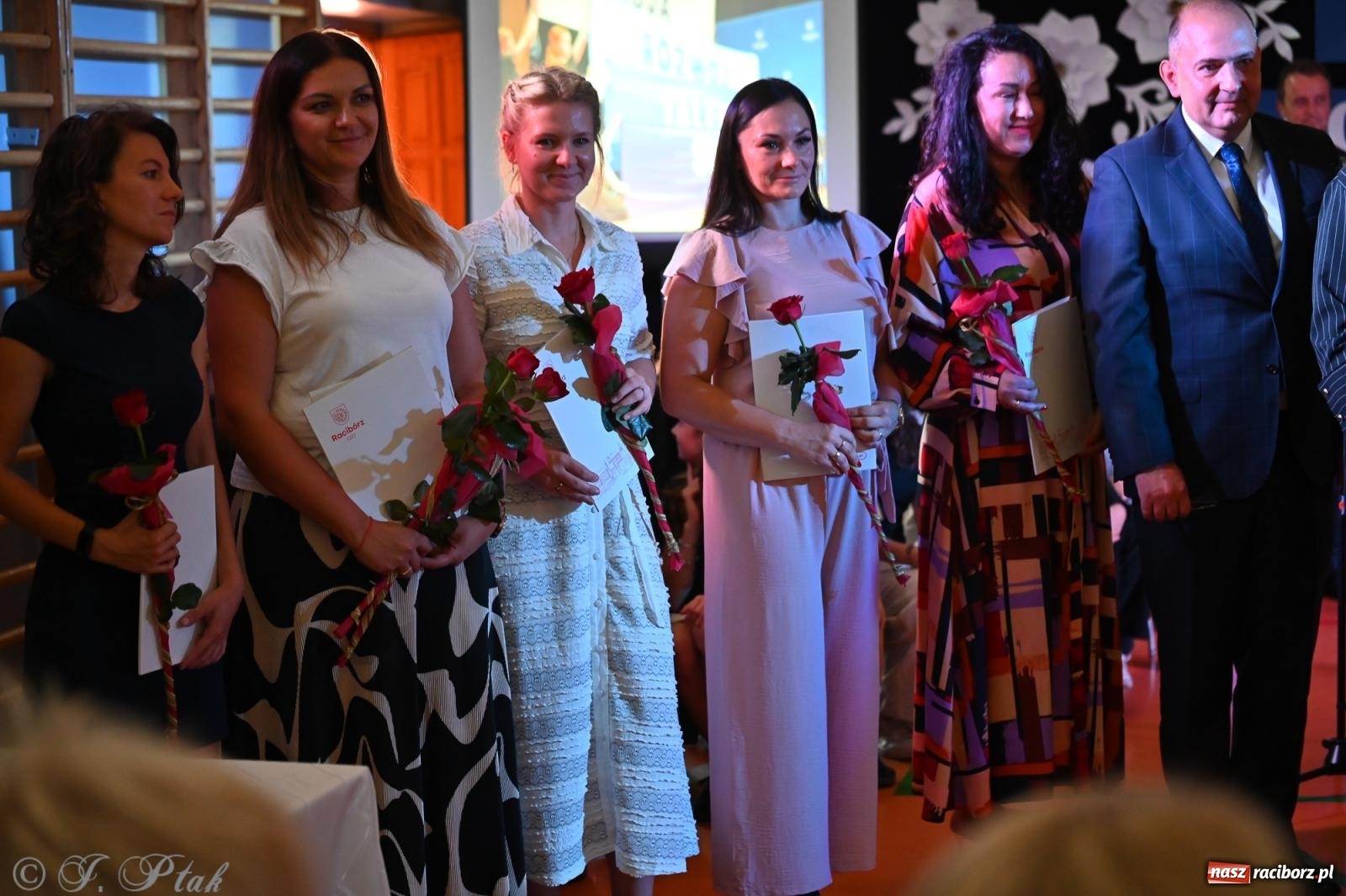 Zdjęcie w galerii na portalu naszraciborz.pl: Miejska inauguracja roku szkolnego w SP 13 – awanse i gratulacje dla nauczycieli wiadomości z regionu