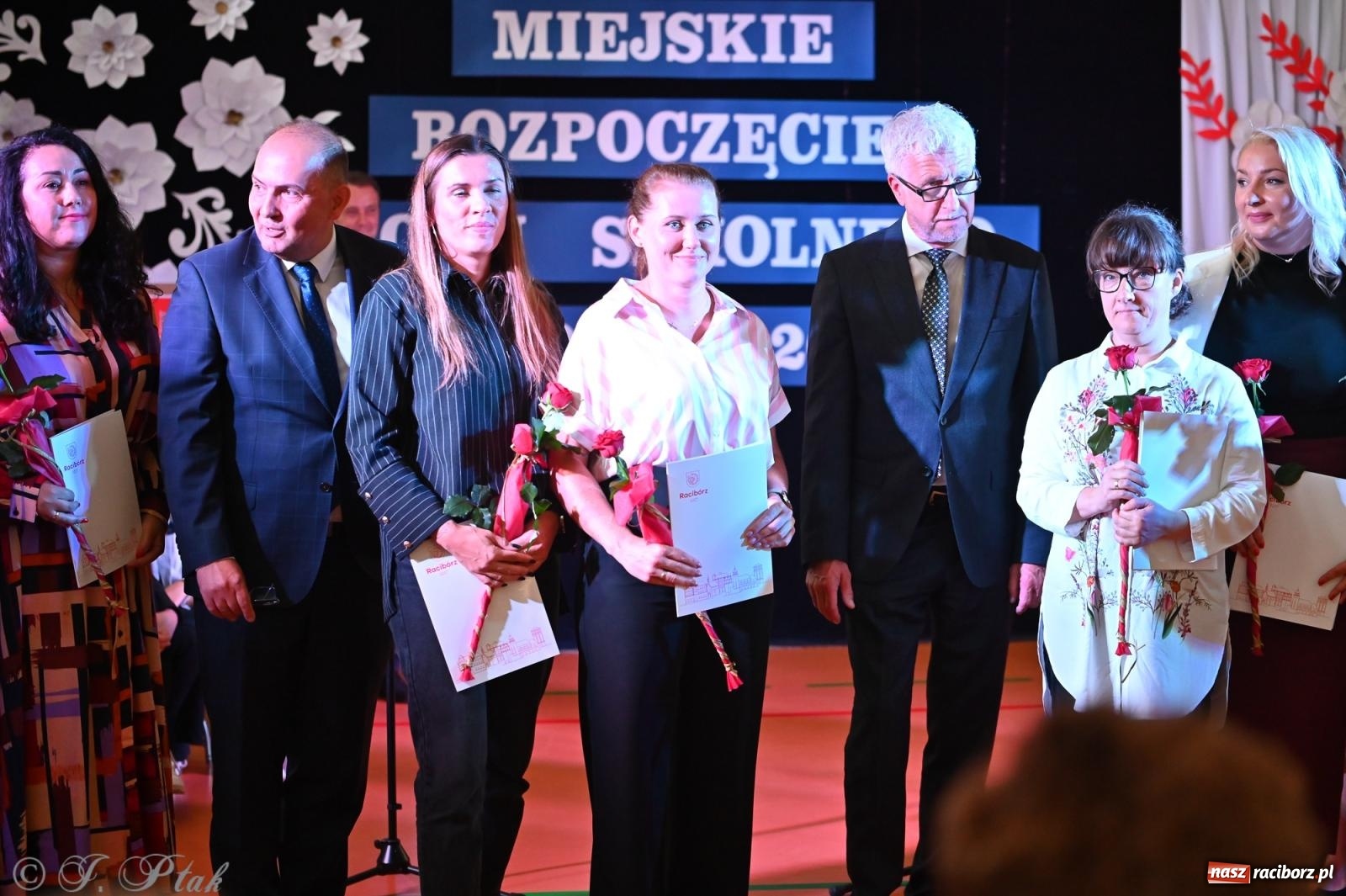 Zdjęcie w galerii na portalu naszraciborz.pl: Miejska inauguracja roku szkolnego w SP 13 – awanse i gratulacje dla nauczycieli wiadomości z regionu