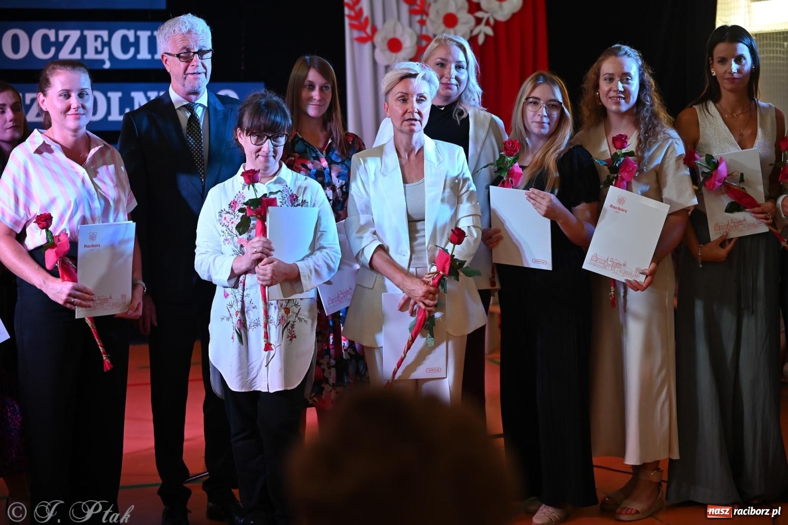 Zdjęcie w galerii na portalu naszraciborz.pl: Miejska inauguracja roku szkolnego w SP 13 – awanse i gratulacje dla nauczycieli wiadomości z regionu