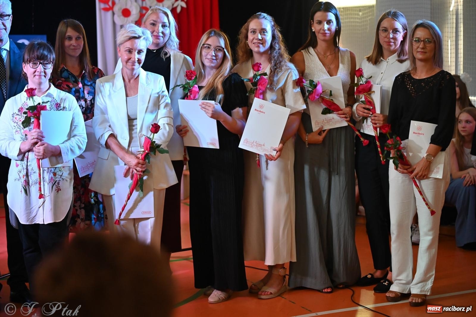 Zdjęcie w galerii na portalu naszraciborz.pl: Miejska inauguracja roku szkolnego w SP 13 – awanse i gratulacje dla nauczycieli wiadomości z regionu