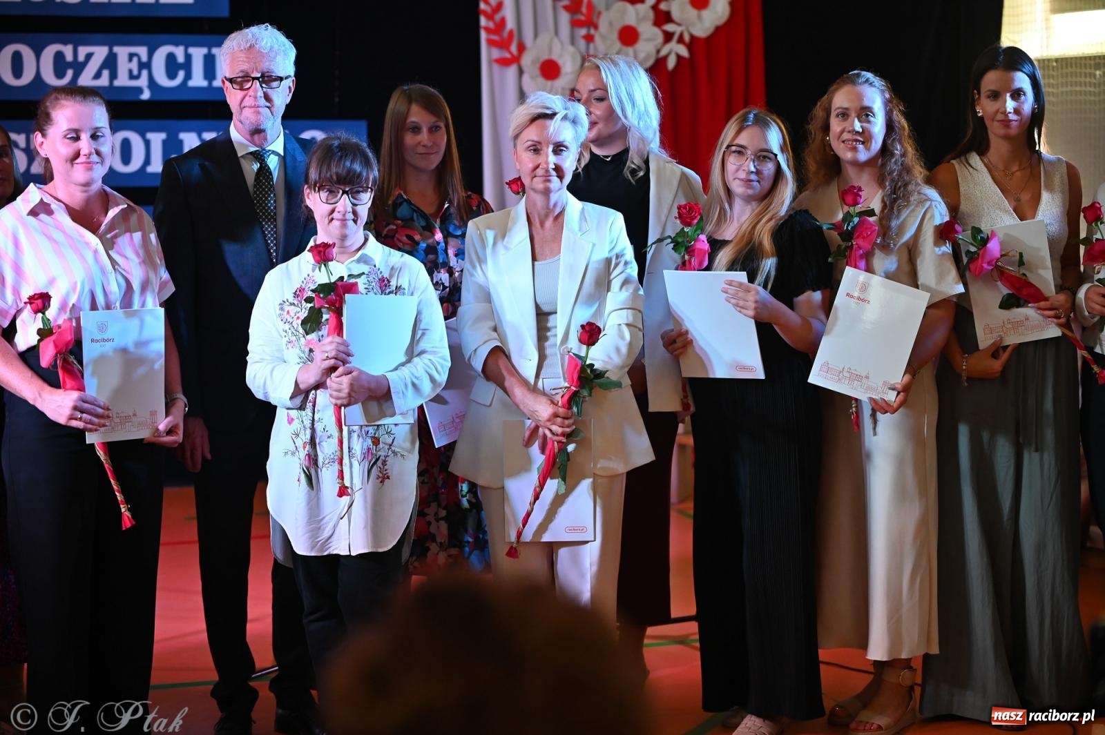 Zdjęcie w galerii na portalu naszraciborz.pl: Miejska inauguracja roku szkolnego w SP 13 – awanse i gratulacje dla nauczycieli wiadomości z regionu