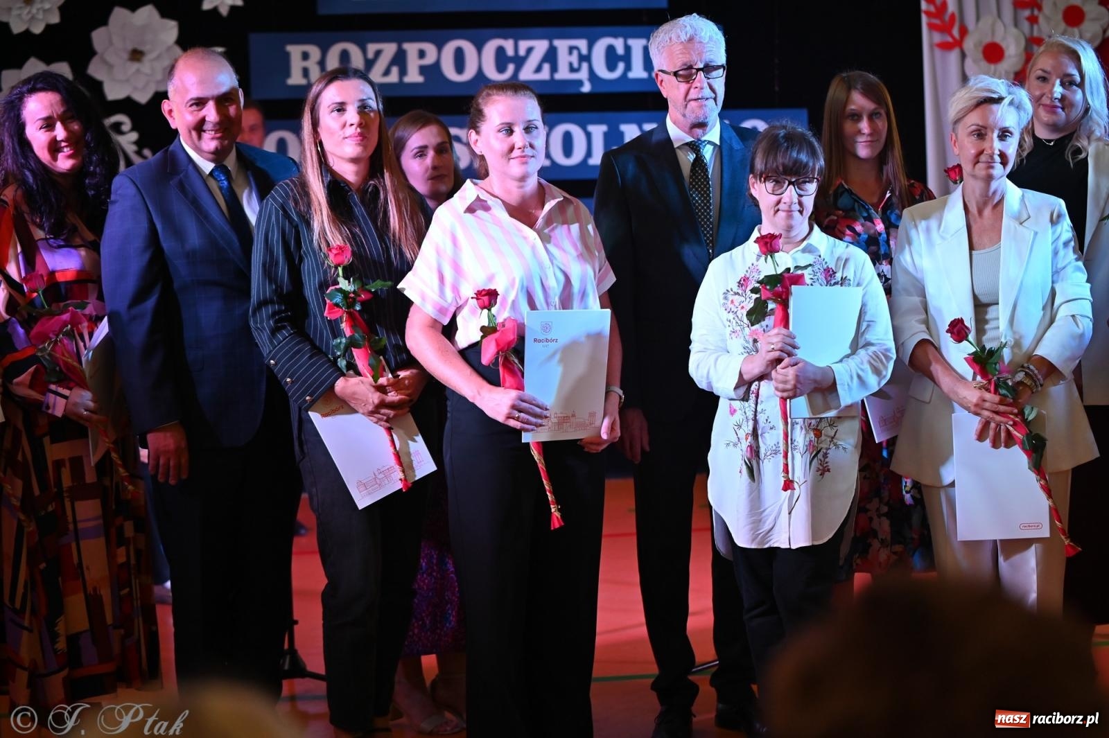 Zdjęcie w galerii na portalu naszraciborz.pl: Miejska inauguracja roku szkolnego w SP 13 – awanse i gratulacje dla nauczycieli wiadomości z regionu