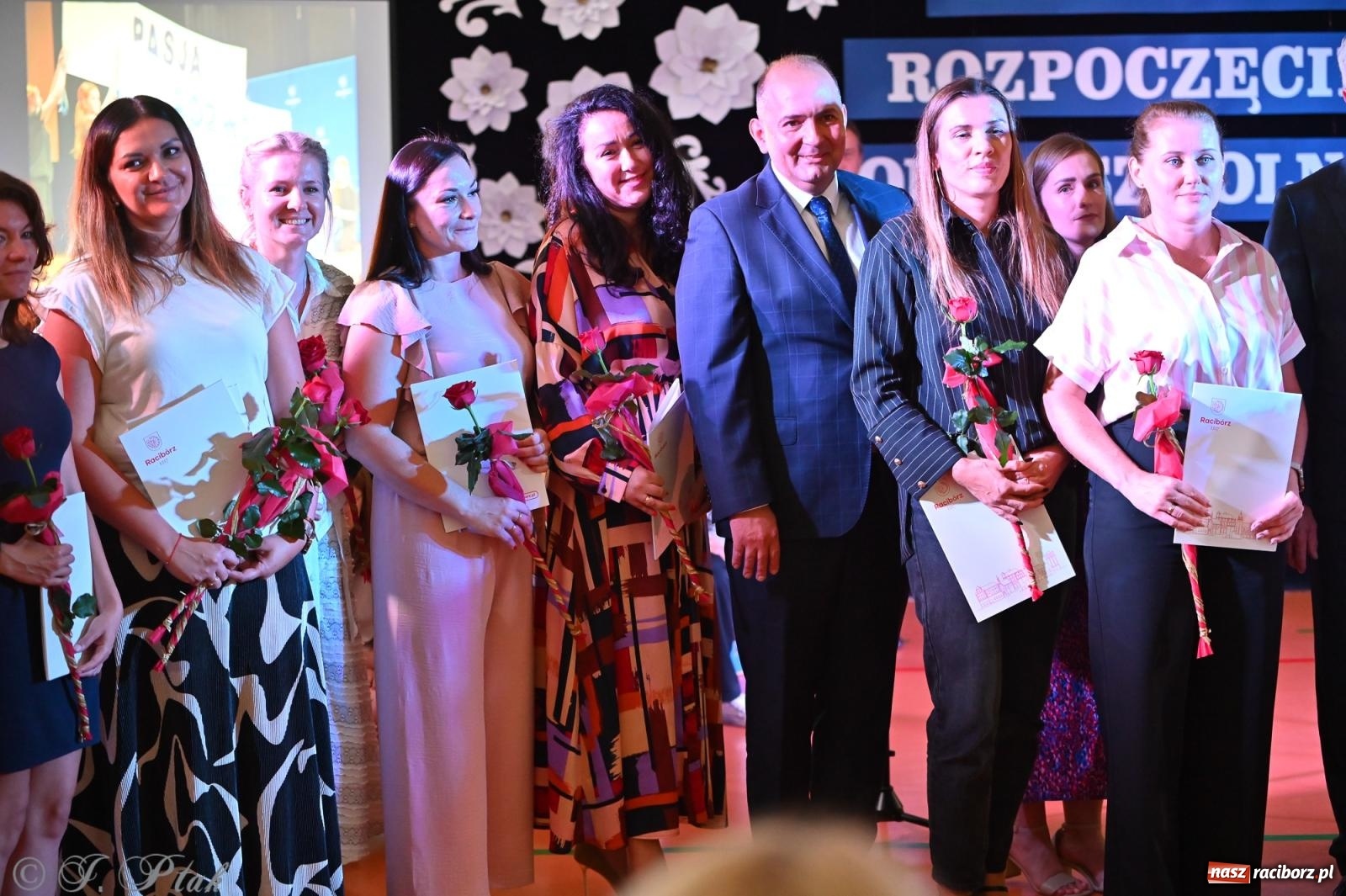 Zdjęcie w galerii na portalu naszraciborz.pl: Miejska inauguracja roku szkolnego w SP 13 – awanse i gratulacje dla nauczycieli wiadomości z regionu