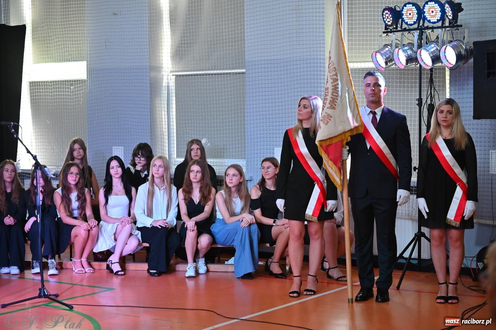 Zdjęcie w galerii na portalu naszraciborz.pl: Miejska inauguracja roku szkolnego w SP 13 – awanse i gratulacje dla nauczycieli wiadomości z regionu