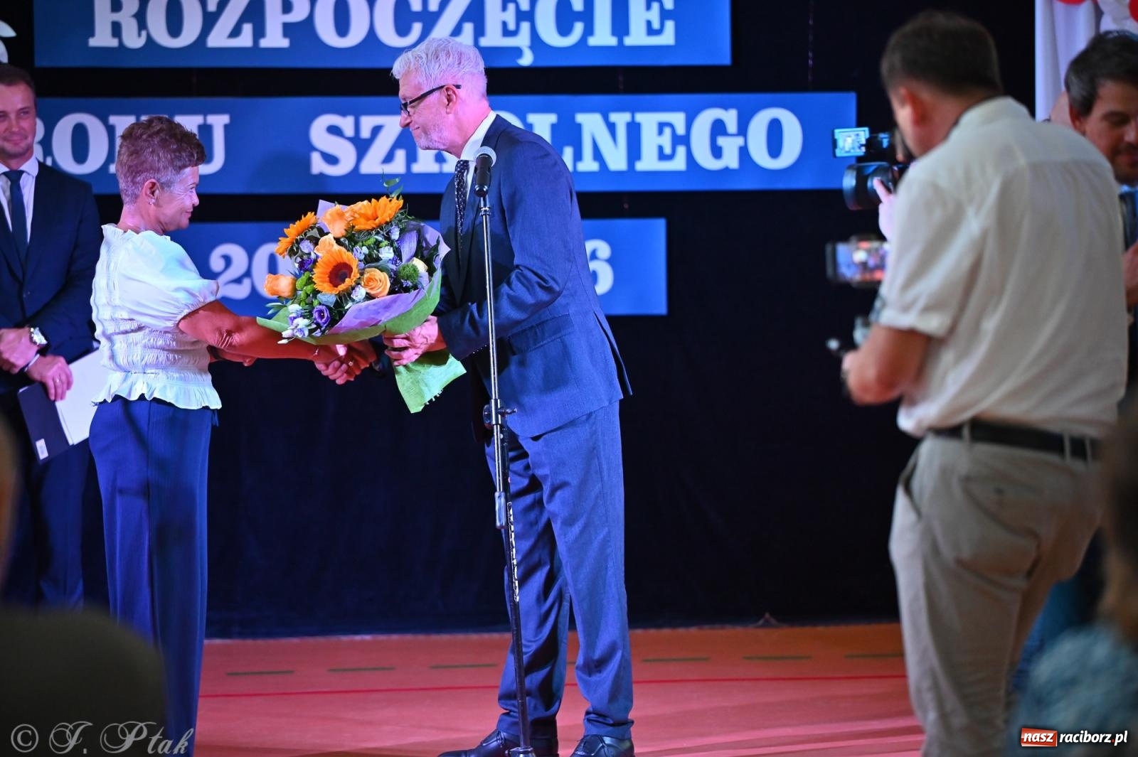 Zdjęcie w galerii na portalu naszraciborz.pl: Miejska inauguracja roku szkolnego w SP 13 – awanse i gratulacje dla nauczycieli wiadomości z regionu