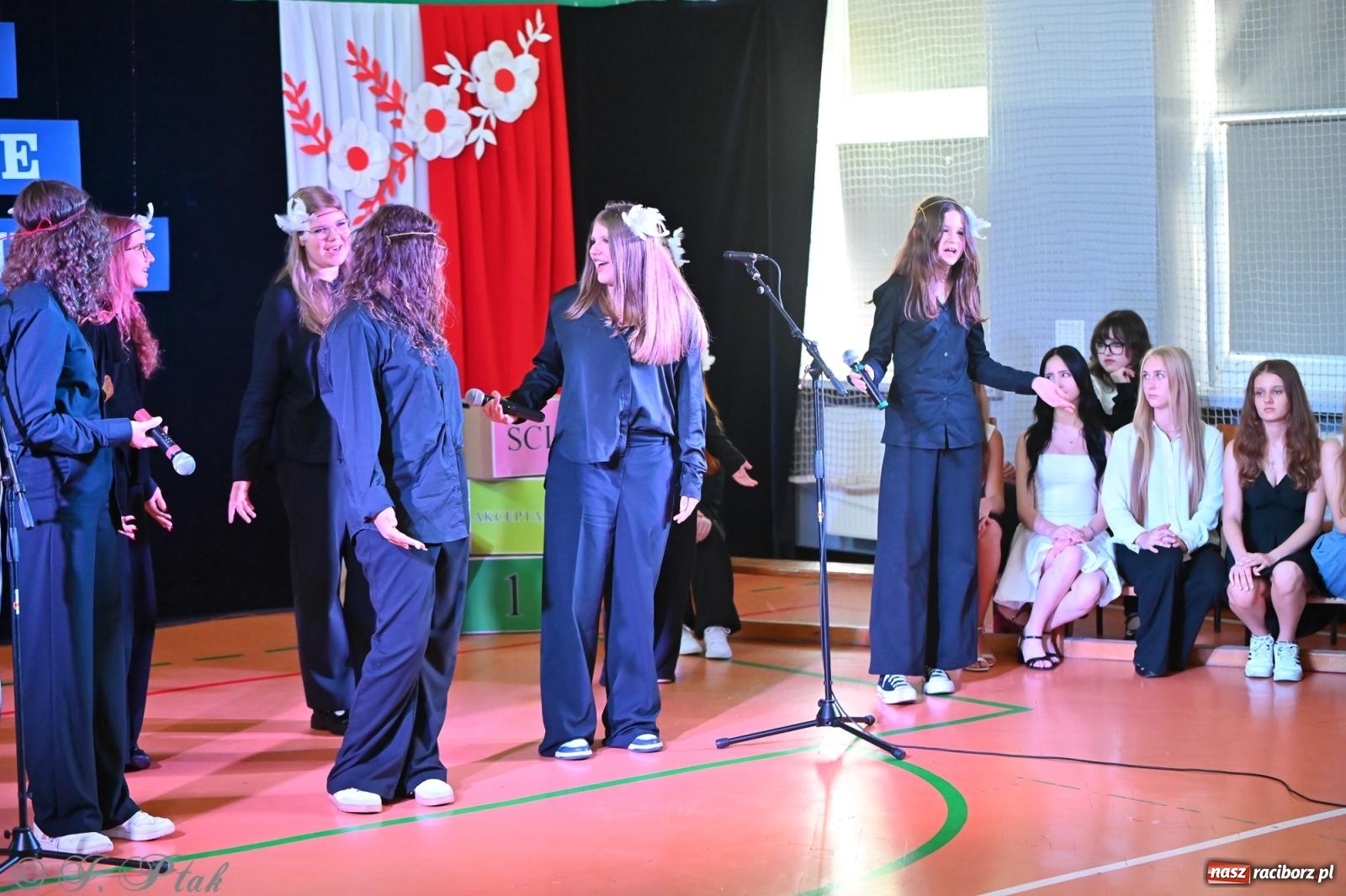 Zdjęcie w galerii na portalu naszraciborz.pl: Miejska inauguracja roku szkolnego w SP 13 – awanse i gratulacje dla nauczycieli wiadomości z regionu