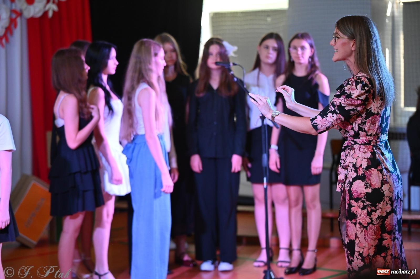 Zdjęcie w galerii na portalu naszraciborz.pl: Miejska inauguracja roku szkolnego w SP 13 – awanse i gratulacje dla nauczycieli wiadomości z regionu