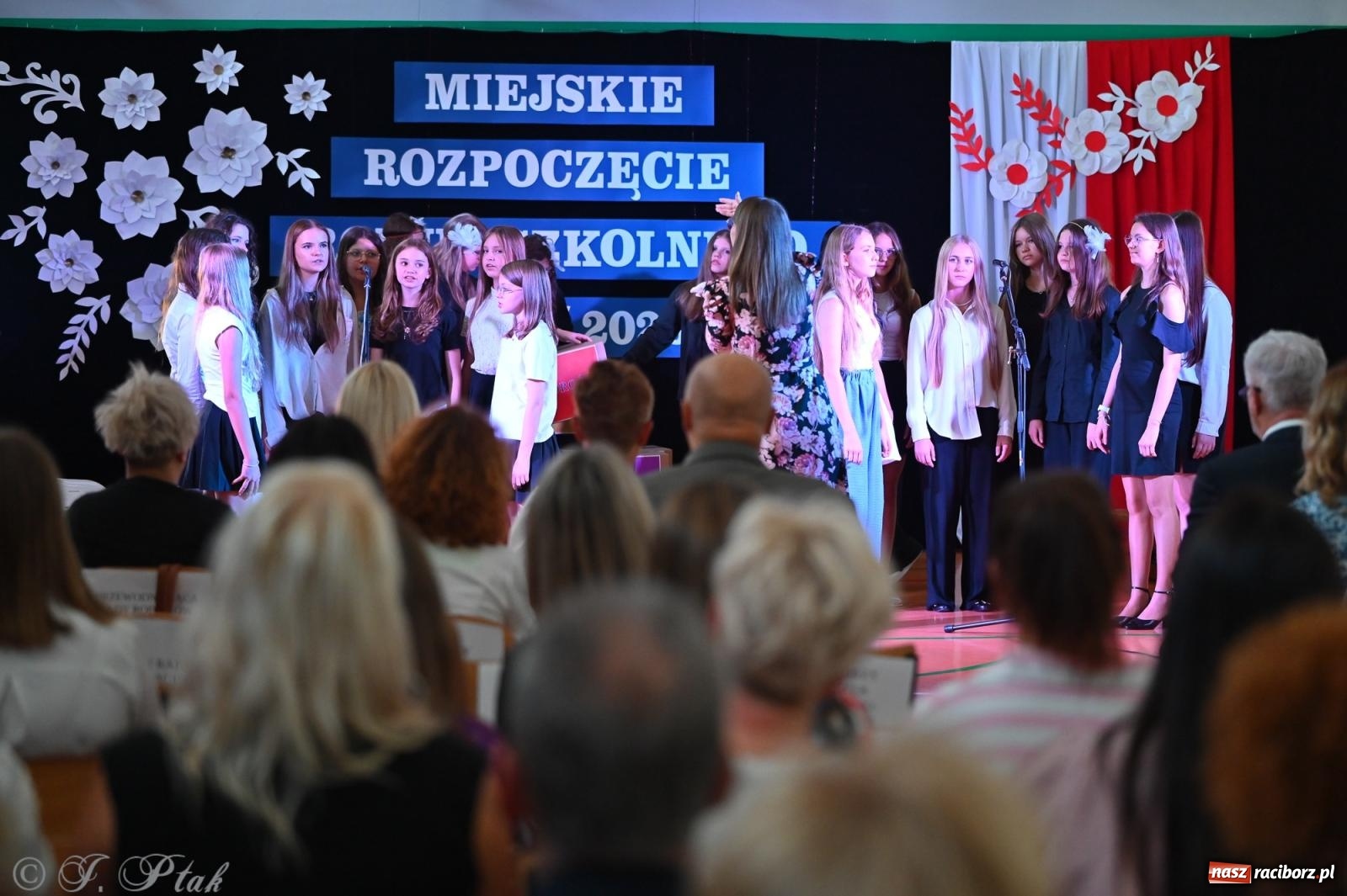 Zdjęcie w galerii na portalu naszraciborz.pl: Miejska inauguracja roku szkolnego w SP 13 – awanse i gratulacje dla nauczycieli wiadomości z regionu