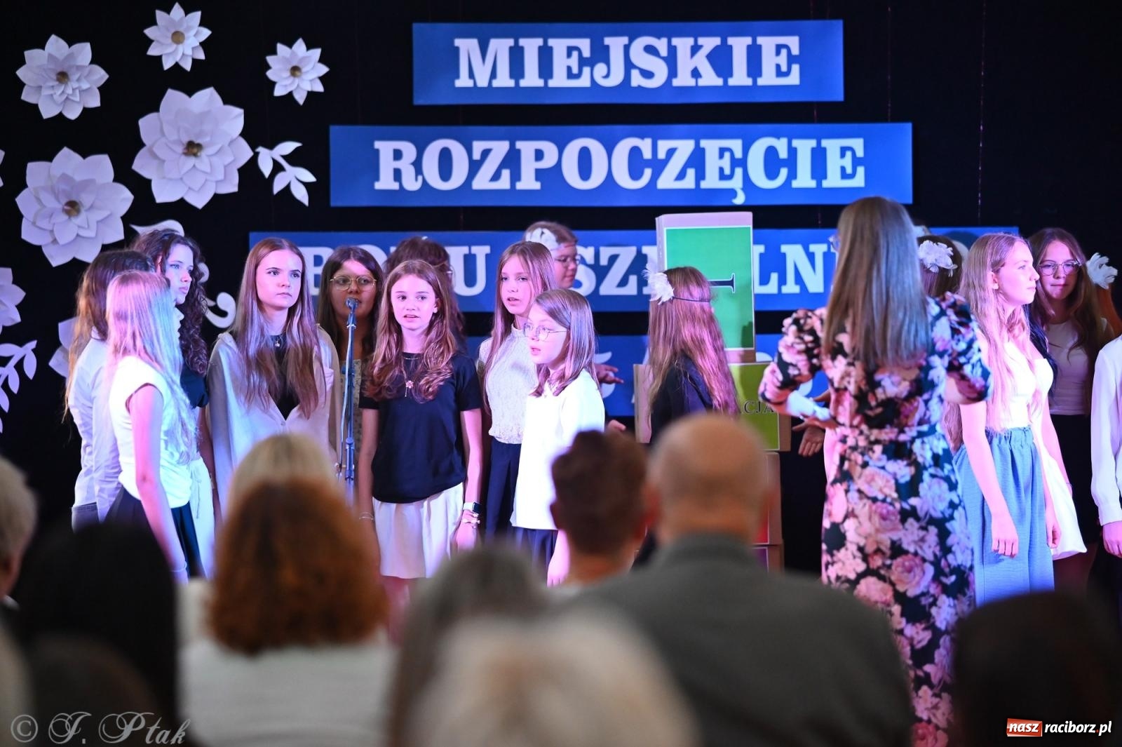 Zdjęcie w galerii na portalu naszraciborz.pl: Miejska inauguracja roku szkolnego w SP 13 – awanse i gratulacje dla nauczycieli wiadomości z regionu