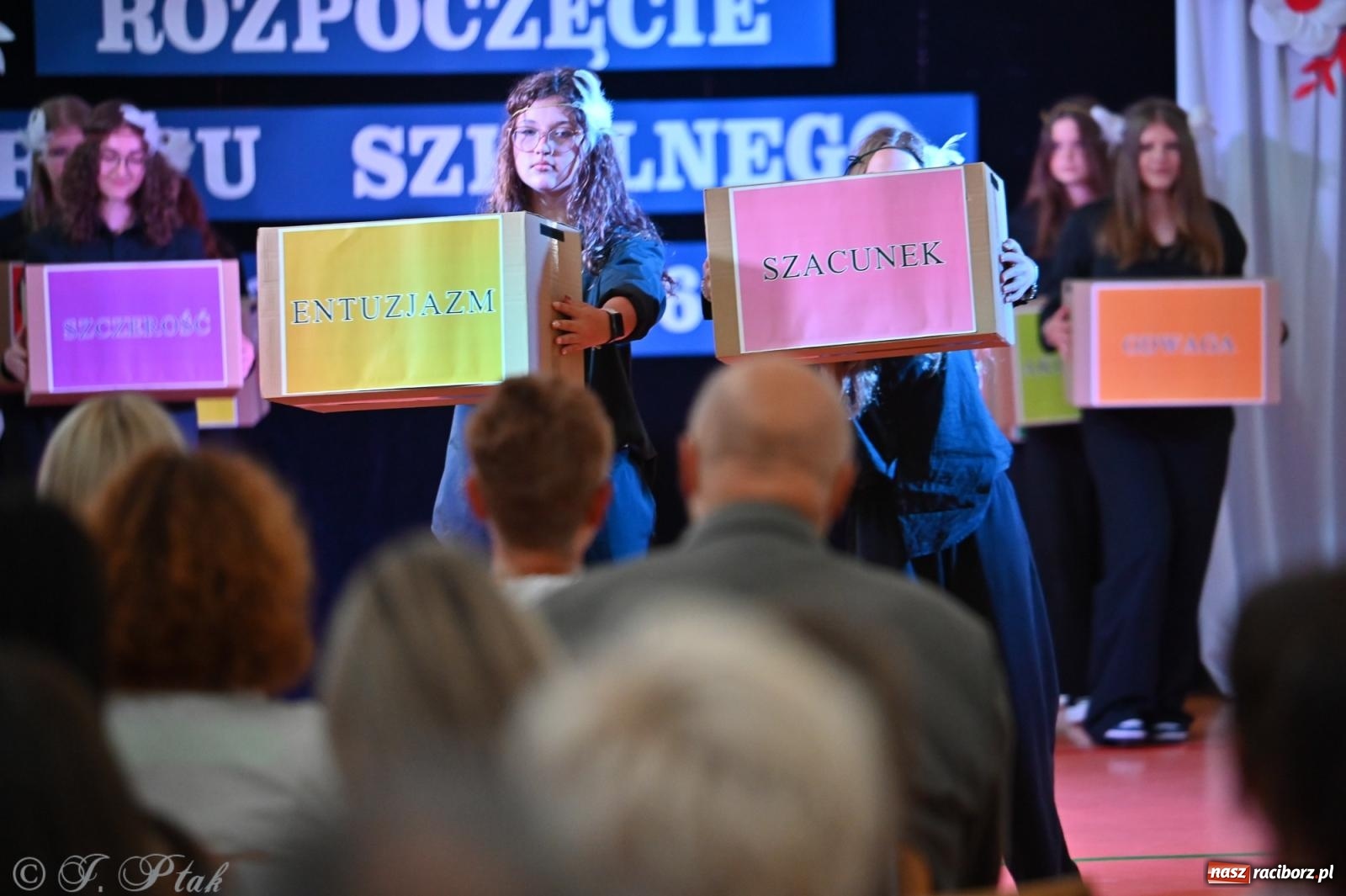 Zdjęcie w galerii na portalu naszraciborz.pl: Miejska inauguracja roku szkolnego w SP 13 – awanse i gratulacje dla nauczycieli wiadomości z regionu