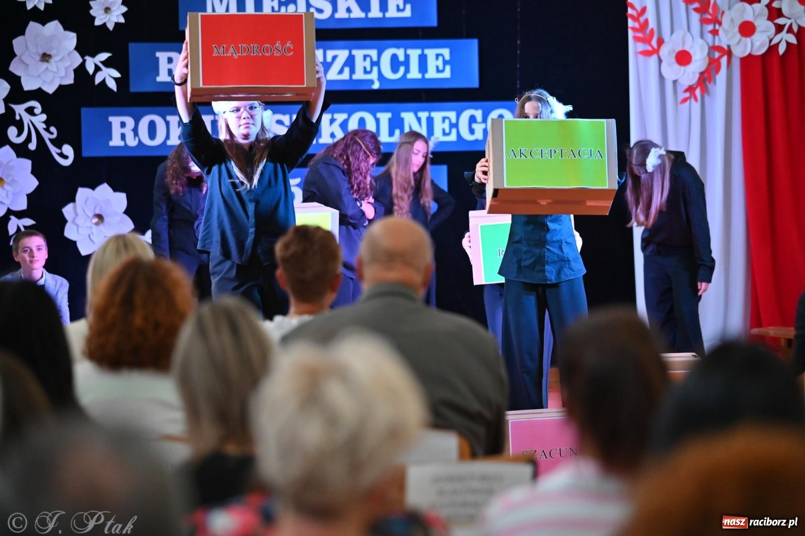 Zdjęcie w galerii na portalu naszraciborz.pl: Miejska inauguracja roku szkolnego w SP 13 – awanse i gratulacje dla nauczycieli wiadomości z regionu