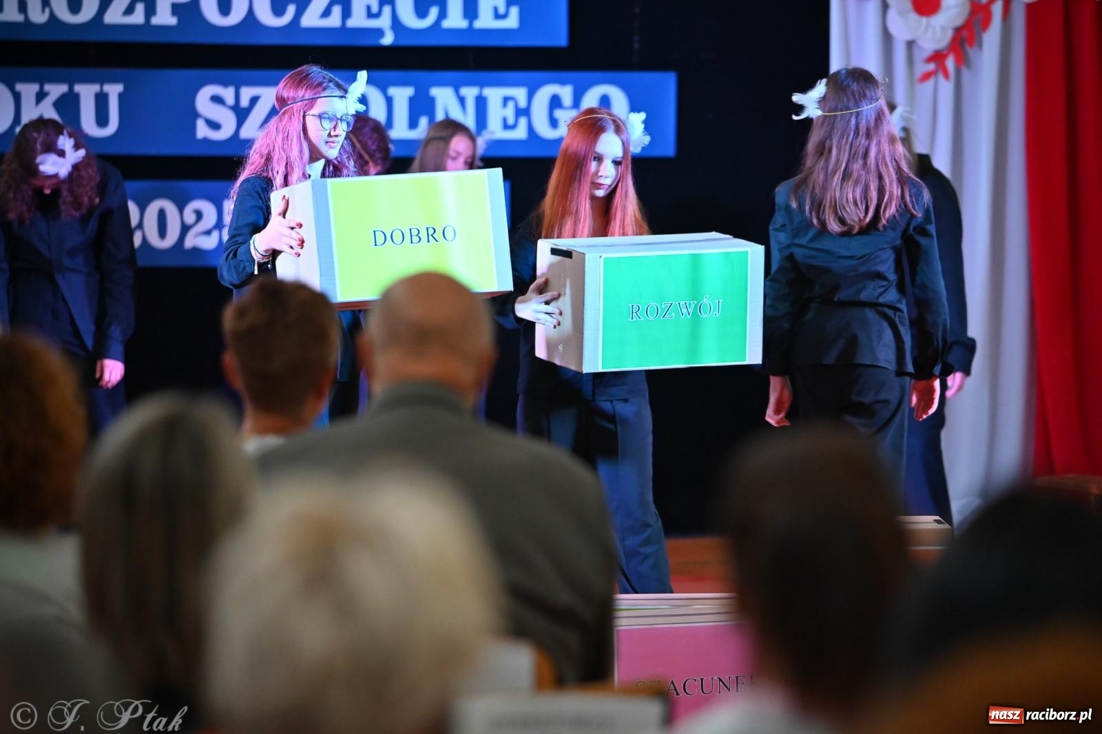 Zdjęcie w galerii na portalu naszraciborz.pl: Miejska inauguracja roku szkolnego w SP 13 – awanse i gratulacje dla nauczycieli wiadomości z regionu