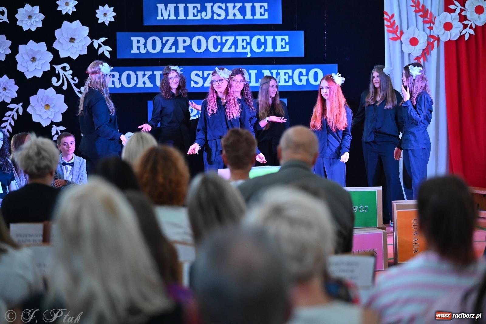 Zdjęcie w galerii na portalu naszraciborz.pl: Miejska inauguracja roku szkolnego w SP 13 – awanse i gratulacje dla nauczycieli wiadomości z regionu