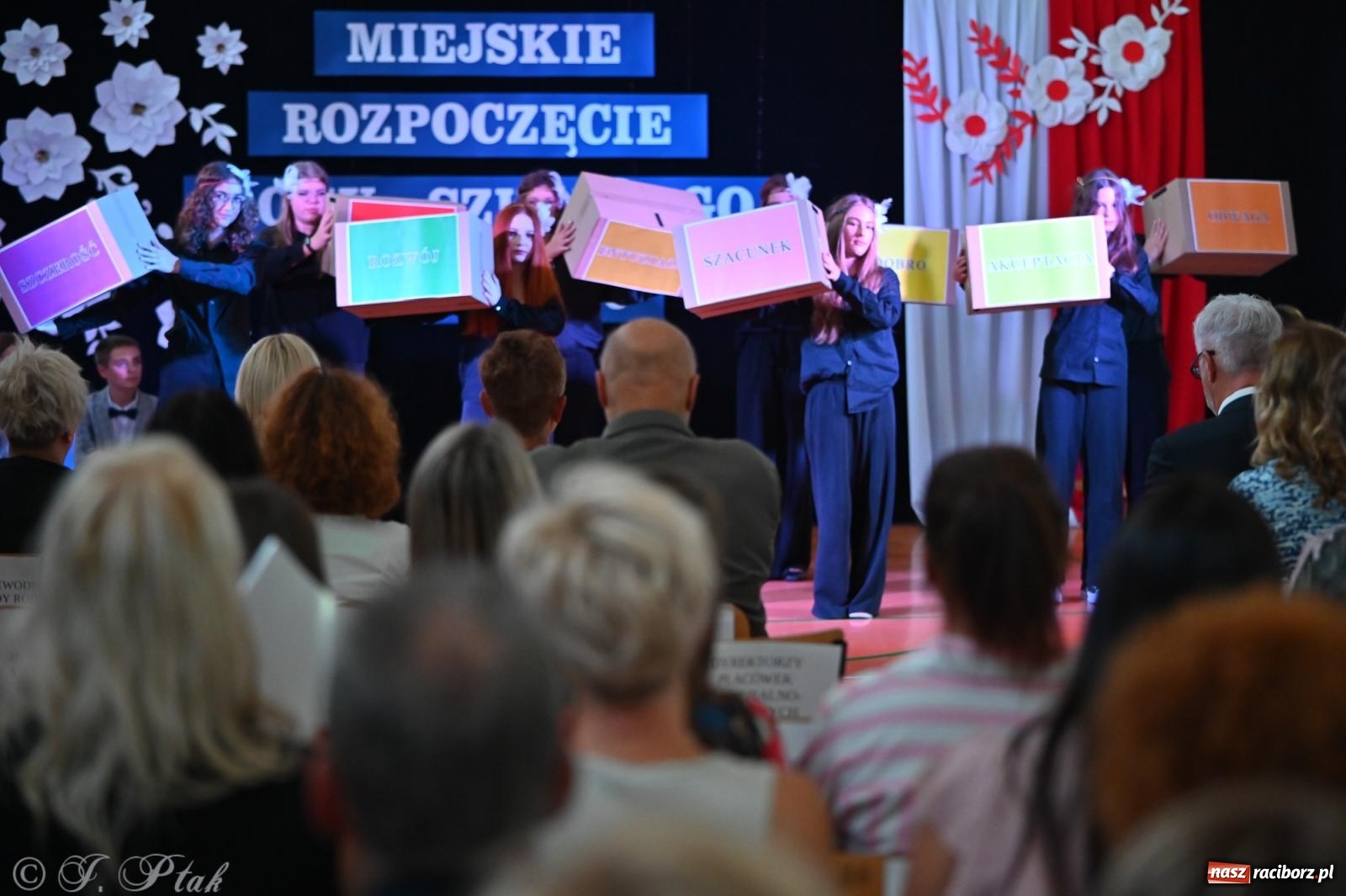 Zdjęcie w galerii na portalu naszraciborz.pl: Miejska inauguracja roku szkolnego w SP 13 – awanse i gratulacje dla nauczycieli wiadomości z regionu