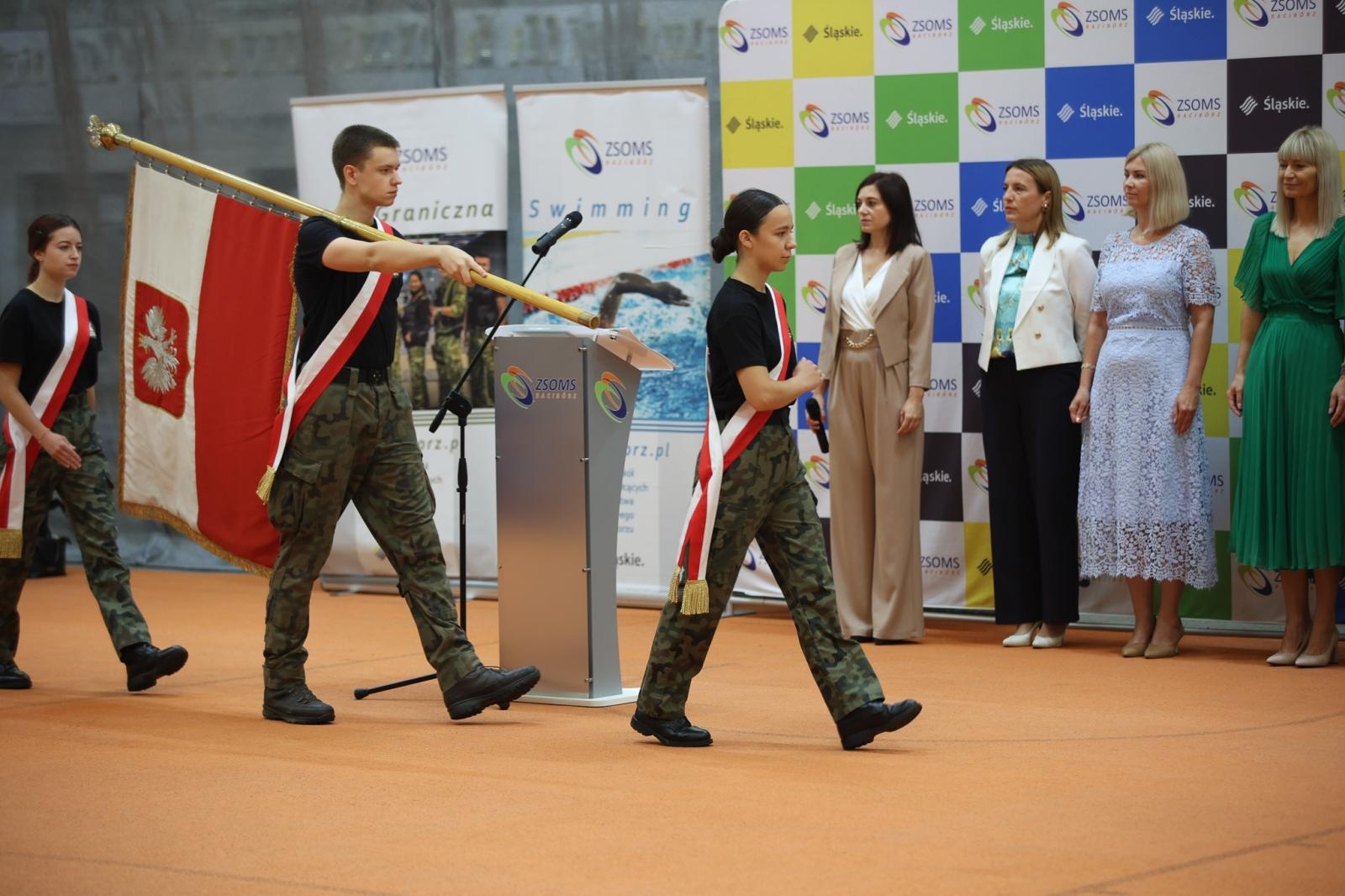 Zdjęcie w galerii na portalu naszraciborz.pl: Uroczyste rozpoczęcie roku szkolnego w Zespole Szkół Ogólnokształcących Mistrzostwa Sportowego wiadomości z regionu