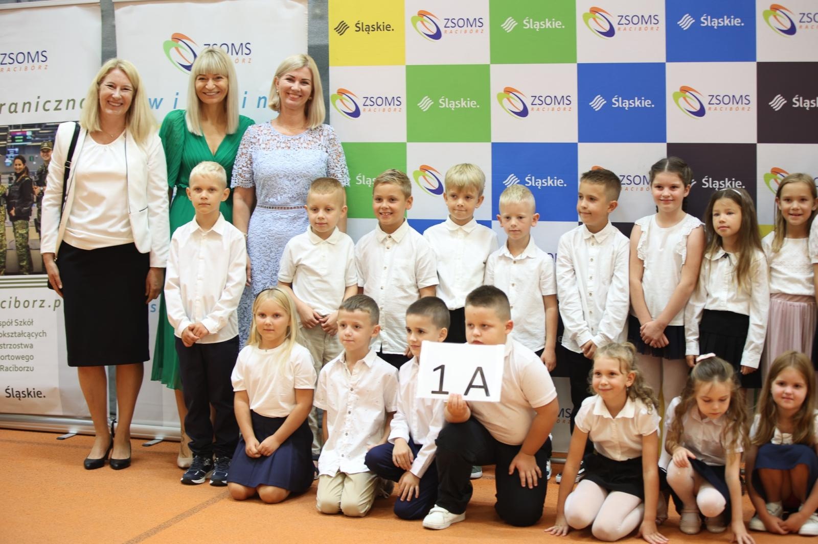 Zdjęcie w galerii na portalu naszraciborz.pl: Uroczyste rozpoczęcie roku szkolnego w Zespole Szkół Ogólnokształcących Mistrzostwa Sportowego wiadomości z regionu