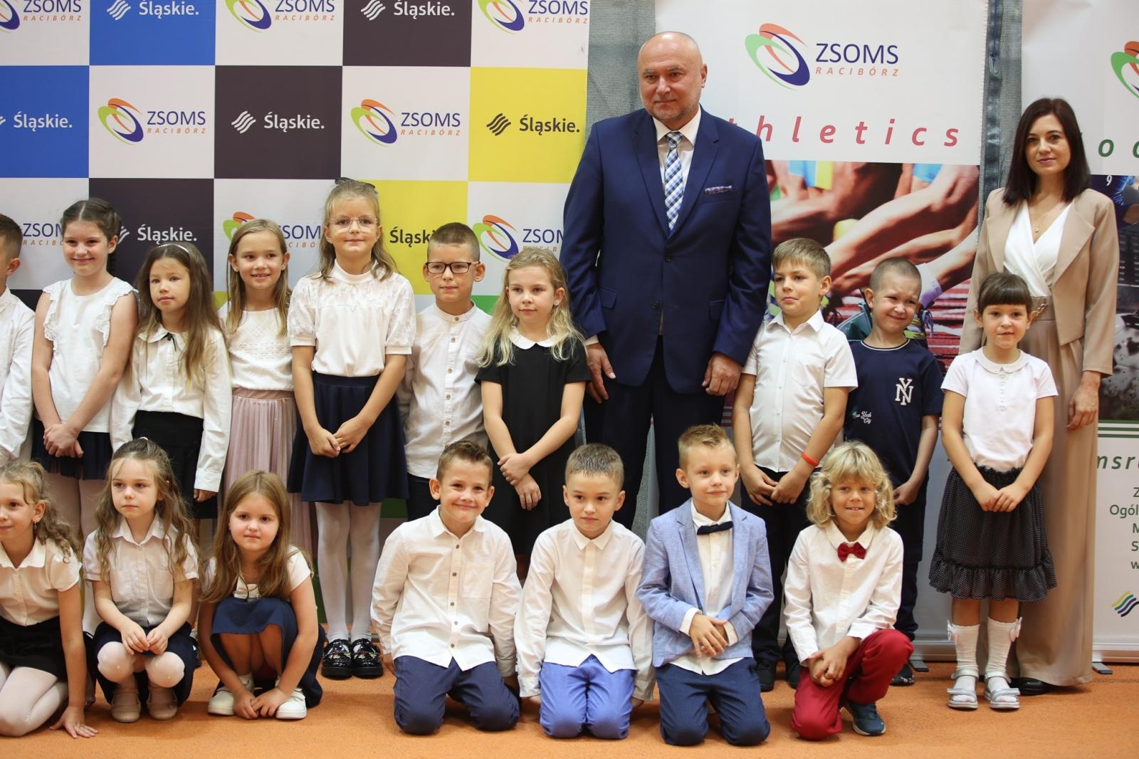 Zdjęcie w galerii na portalu naszraciborz.pl: Uroczyste rozpoczęcie roku szkolnego w Zespole Szkół Ogólnokształcących Mistrzostwa Sportowego wiadomości z regionu