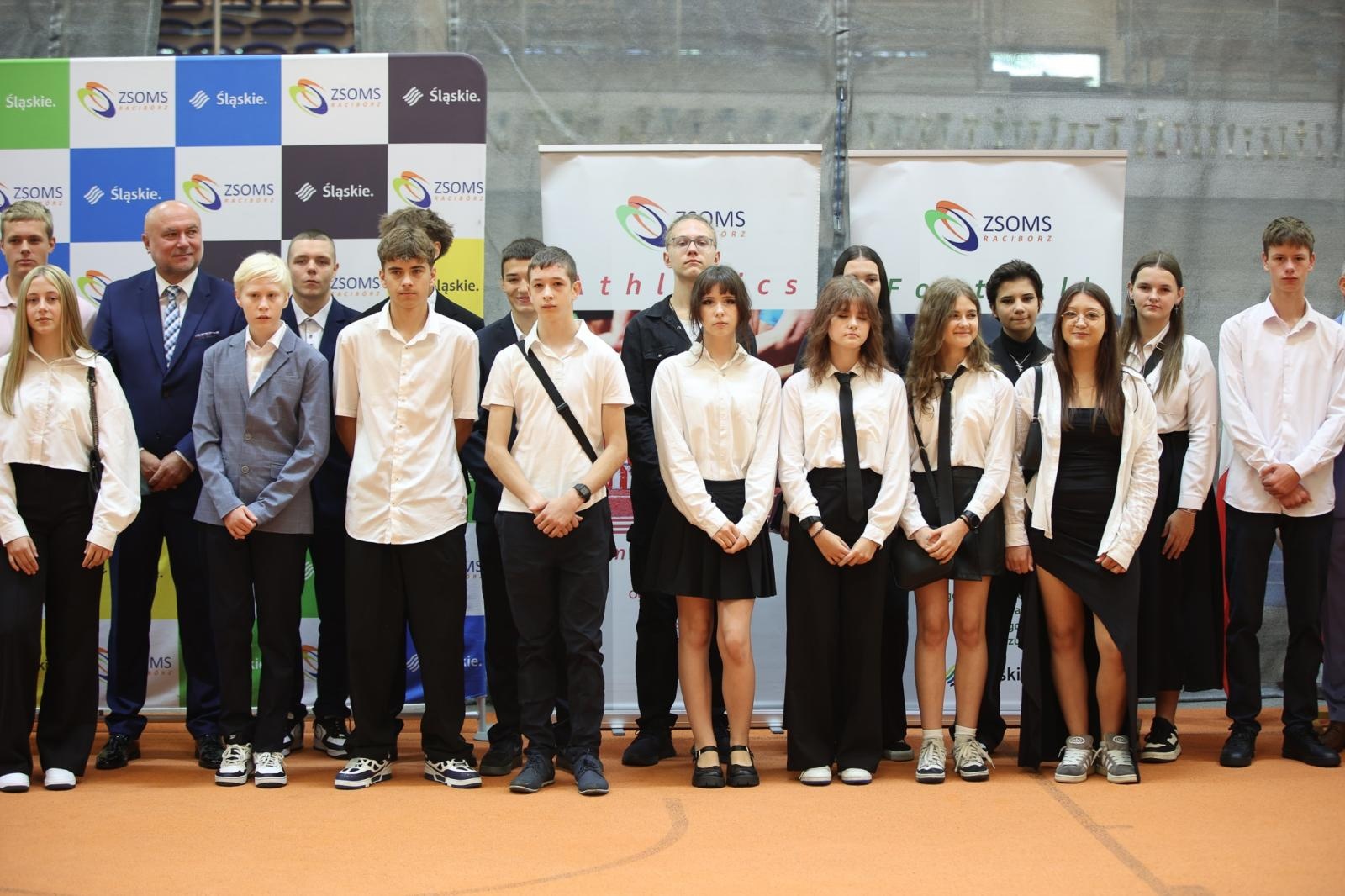 Zdjęcie w galerii na portalu naszraciborz.pl: Uroczyste rozpoczęcie roku szkolnego w Zespole Szkół Ogólnokształcących Mistrzostwa Sportowego wiadomości z regionu
