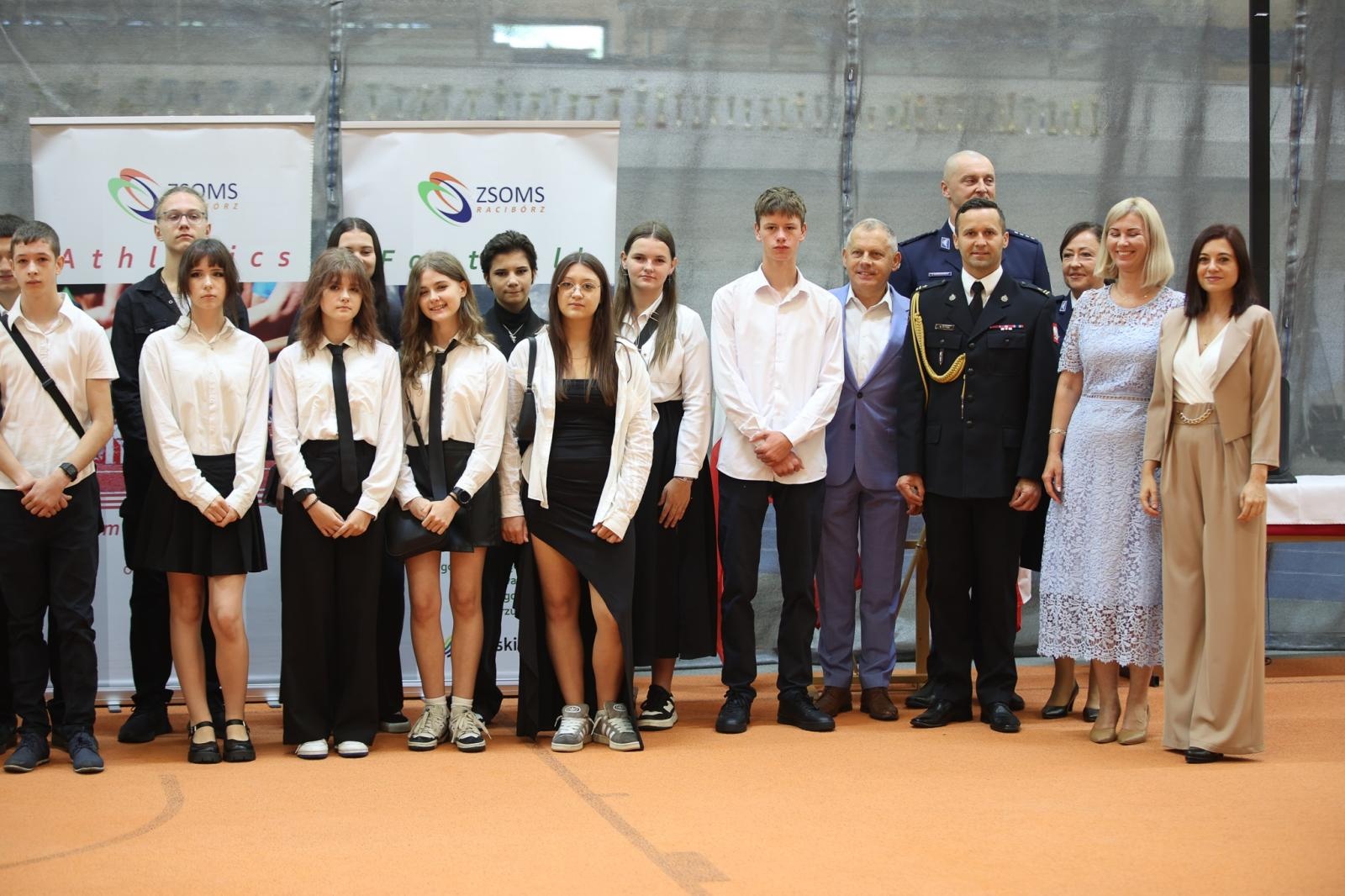 Zdjęcie w galerii na portalu naszraciborz.pl: Uroczyste rozpoczęcie roku szkolnego w Zespole Szkół Ogólnokształcących Mistrzostwa Sportowego wiadomości z regionu