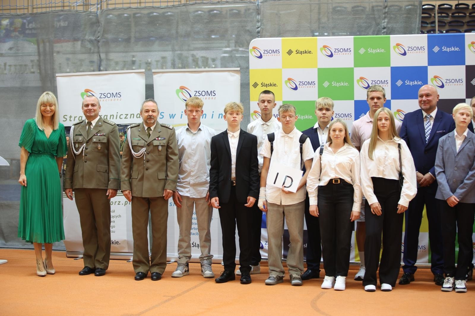 Zdjęcie w galerii na portalu naszraciborz.pl: Uroczyste rozpoczęcie roku szkolnego w Zespole Szkół Ogólnokształcących Mistrzostwa Sportowego wiadomości z regionu