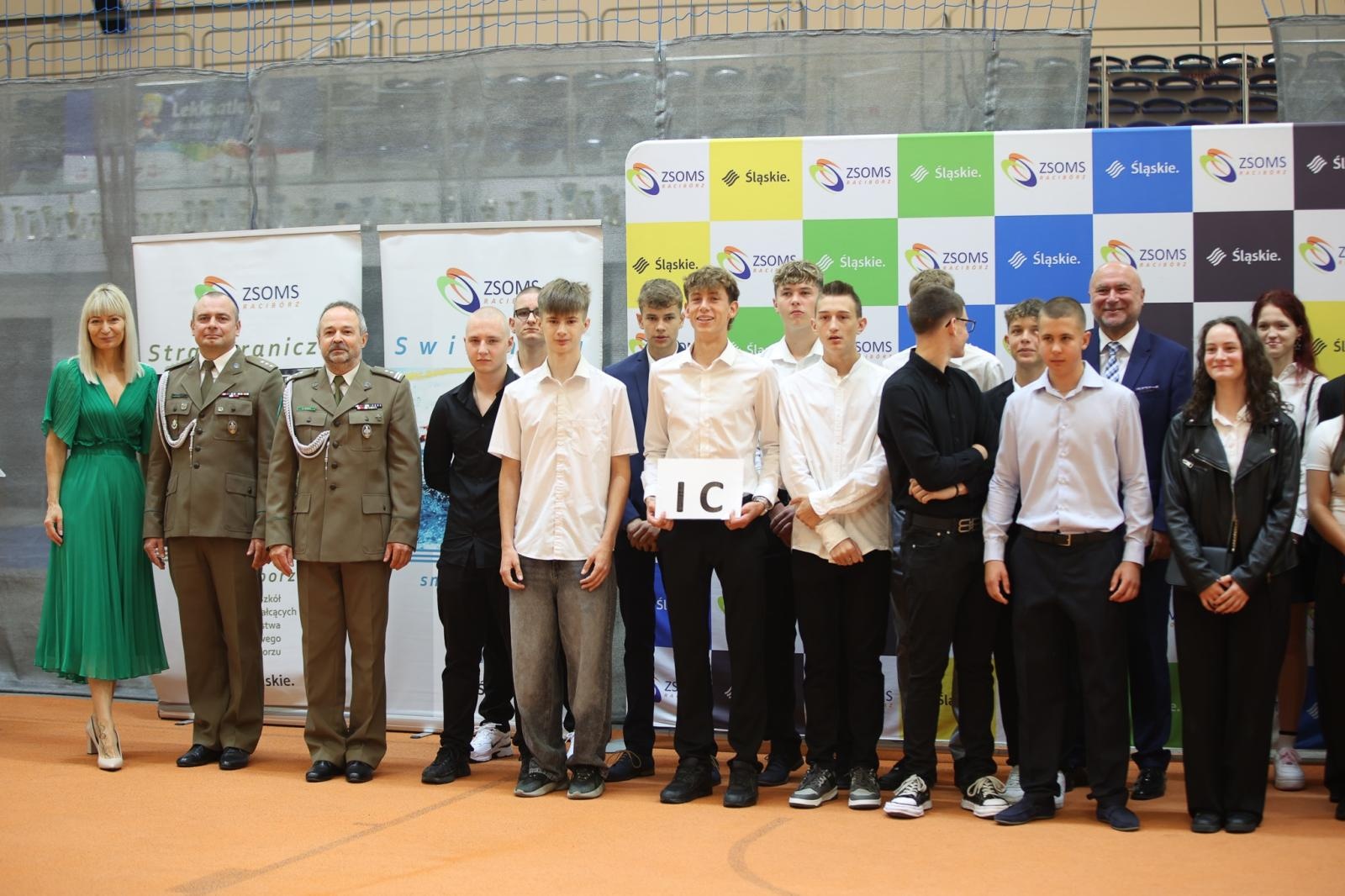 Zdjęcie w galerii na portalu naszraciborz.pl: Uroczyste rozpoczęcie roku szkolnego w Zespole Szkół Ogólnokształcących Mistrzostwa Sportowego wiadomości z regionu