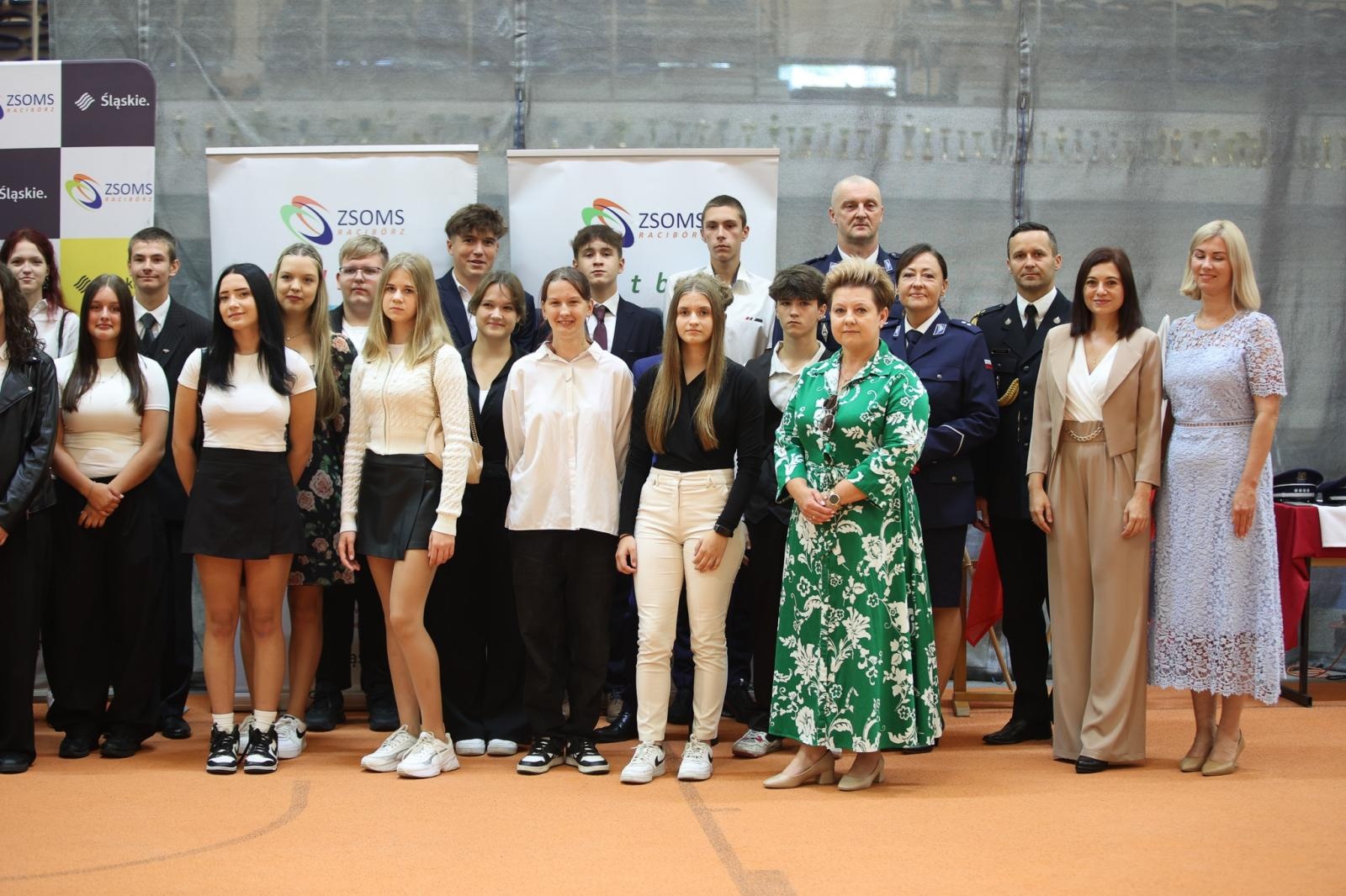 Zdjęcie w galerii na portalu naszraciborz.pl: Uroczyste rozpoczęcie roku szkolnego w Zespole Szkół Ogólnokształcących Mistrzostwa Sportowego wiadomości z regionu