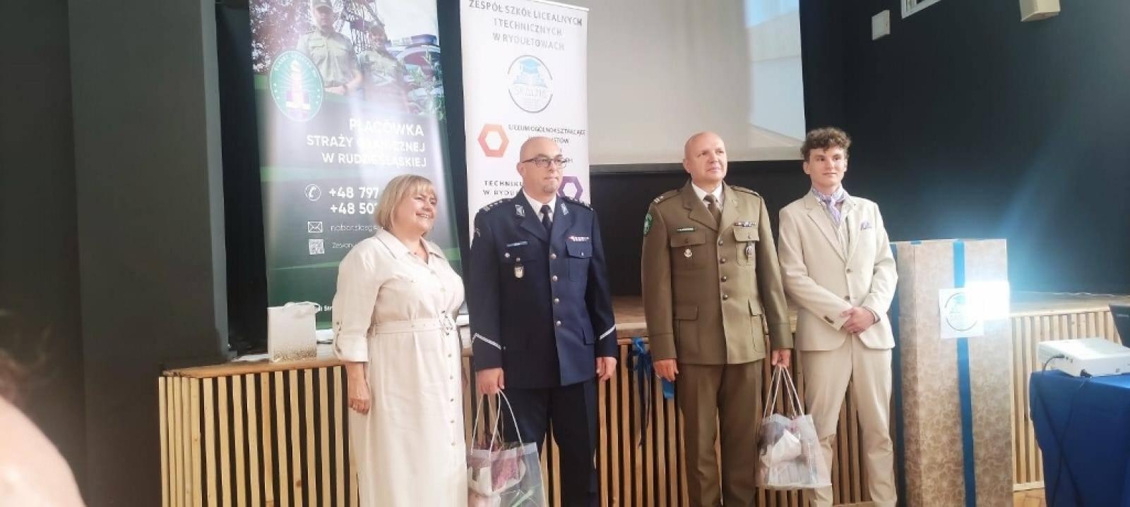 Zdjęcie w galerii na portalu naszraciborz.pl: Straż Graniczna z Raciborza otwiera drzwi do munduru już w szkołach: profil mundurowy wkracza do ponadpodstawówek wiadomości z regionu