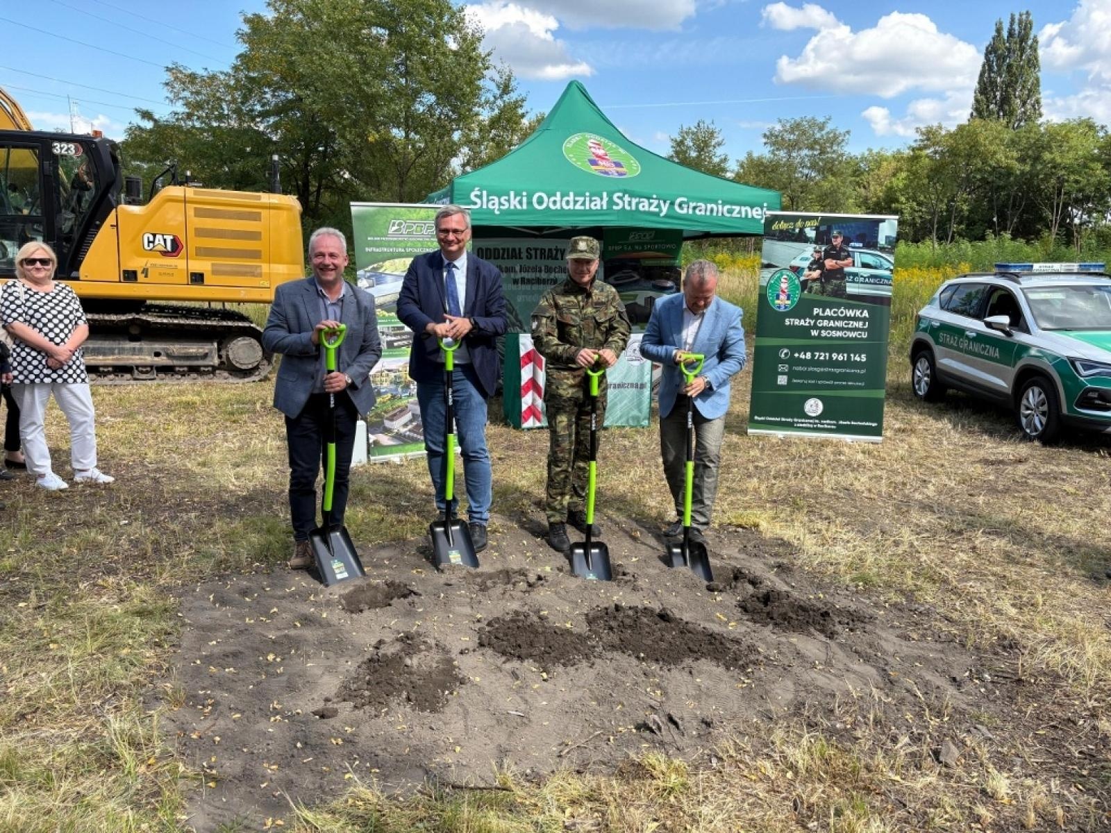 Zdjęcie w galerii na portalu naszraciborz.pl: Uroczyste rozpoczęcie budowy siedziby Placówki SG w Sosnowcu wiadomości z regionu