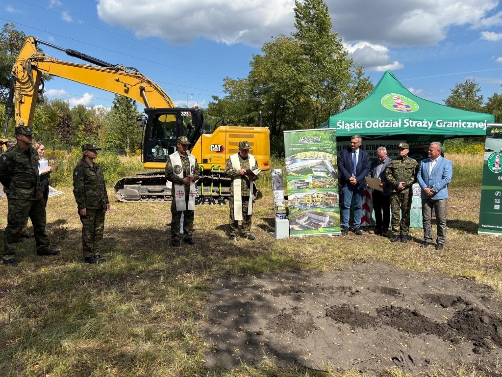 Zdjęcie w galerii na portalu naszraciborz.pl: Uroczyste rozpoczęcie budowy siedziby Placówki SG w Sosnowcu wiadomości z regionu