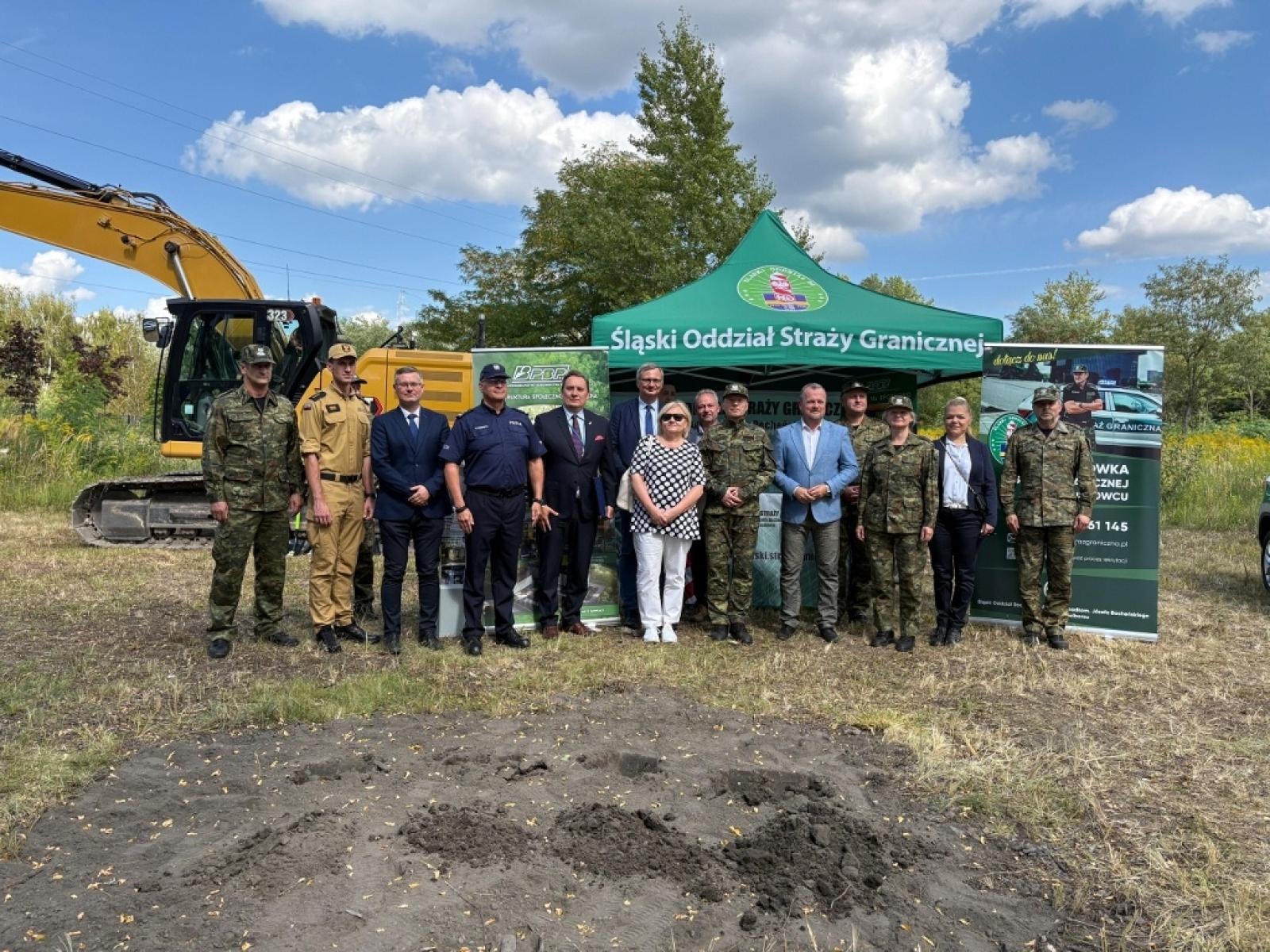 Zdjęcie w galerii na portalu naszraciborz.pl: Uroczyste rozpoczęcie budowy siedziby Placówki SG w Sosnowcu wiadomości z regionu