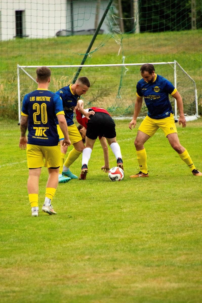 Zdjęcie w galerii na portalu naszraciborz.pl: A klasa: Derby na pograniczu powiatów dla Raszczyc wiadomości z regionu