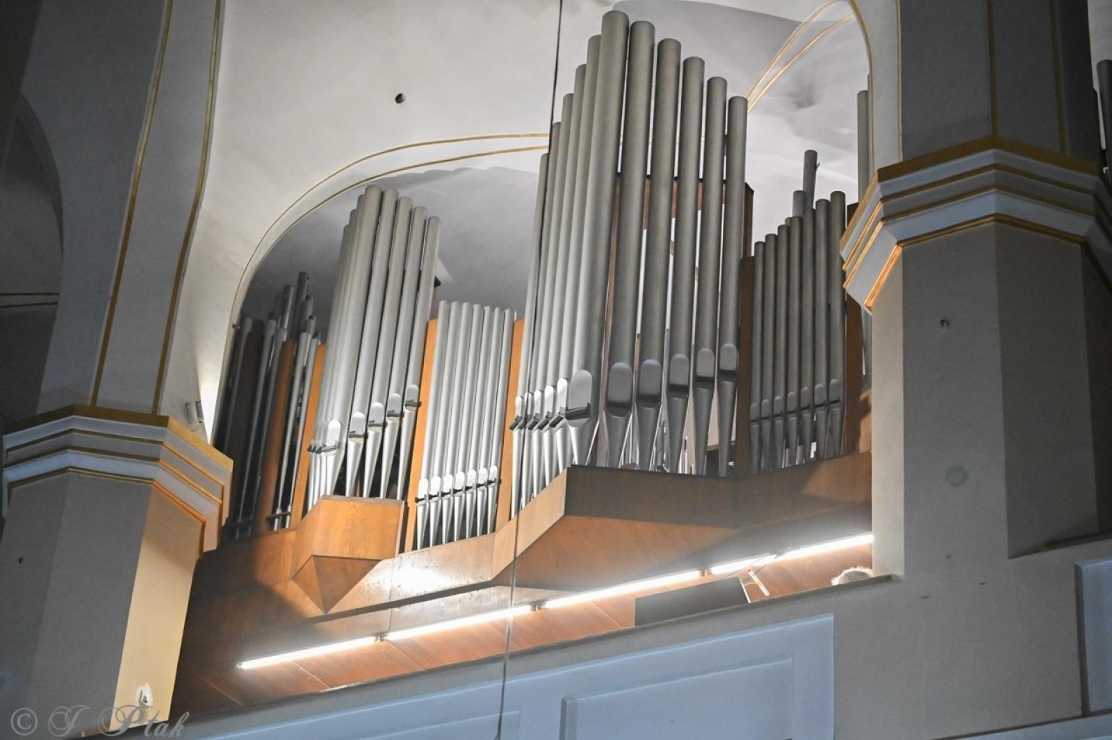 Zdjęcie w galerii na portalu naszraciborz.pl: Profesor Julian Gembalski zainaugurował XXXVIII Dni Muzyki Organowej i Kameralnej wiadomości z regionu