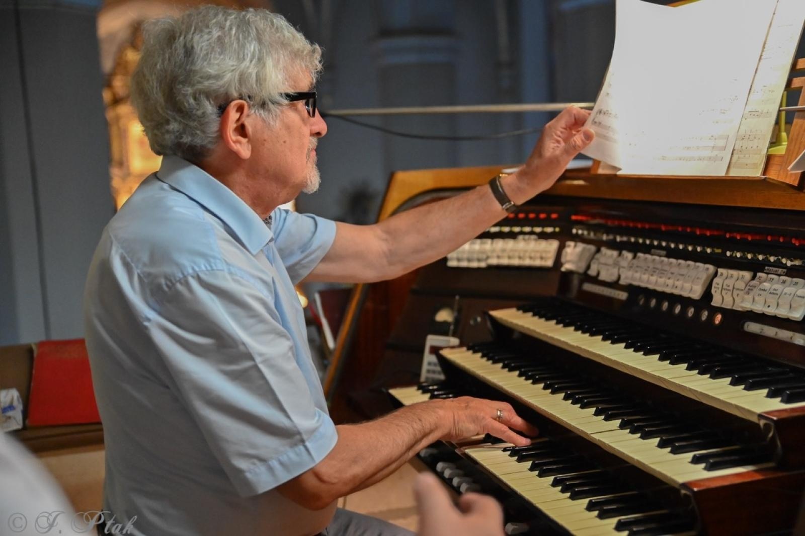 Zdjęcie w galerii na portalu naszraciborz.pl: Profesor Julian Gembalski zainaugurował XXXVIII Dni Muzyki Organowej i Kameralnej wiadomości z regionu