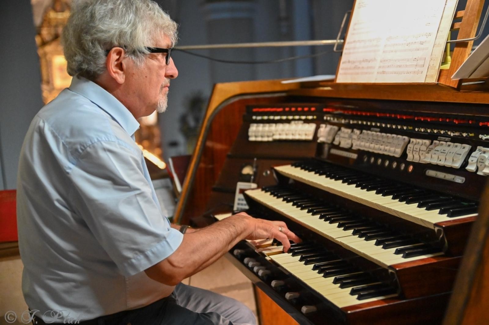 Zdjęcie w galerii na portalu naszraciborz.pl: Profesor Julian Gembalski zainaugurował XXXVIII Dni Muzyki Organowej i Kameralnej wiadomości z regionu