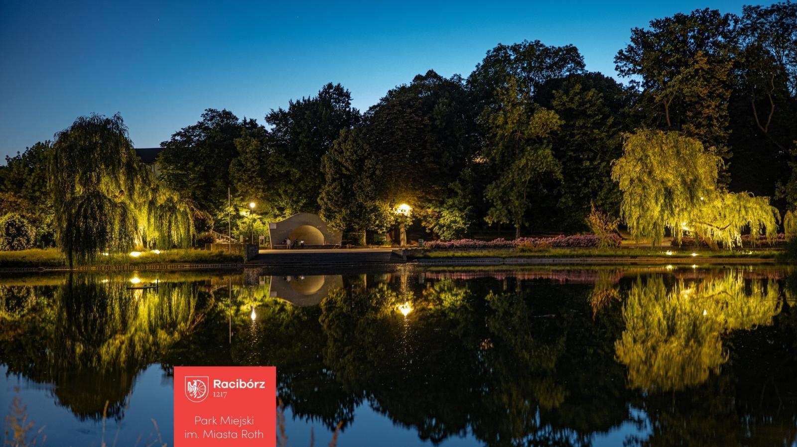 Zdjęcie w galerii na portalu naszraciborz.pl: Kontrowersje wokół podświetlania drzew w parku Roth. Ekologia kontra estetyka wiadomości z regionu