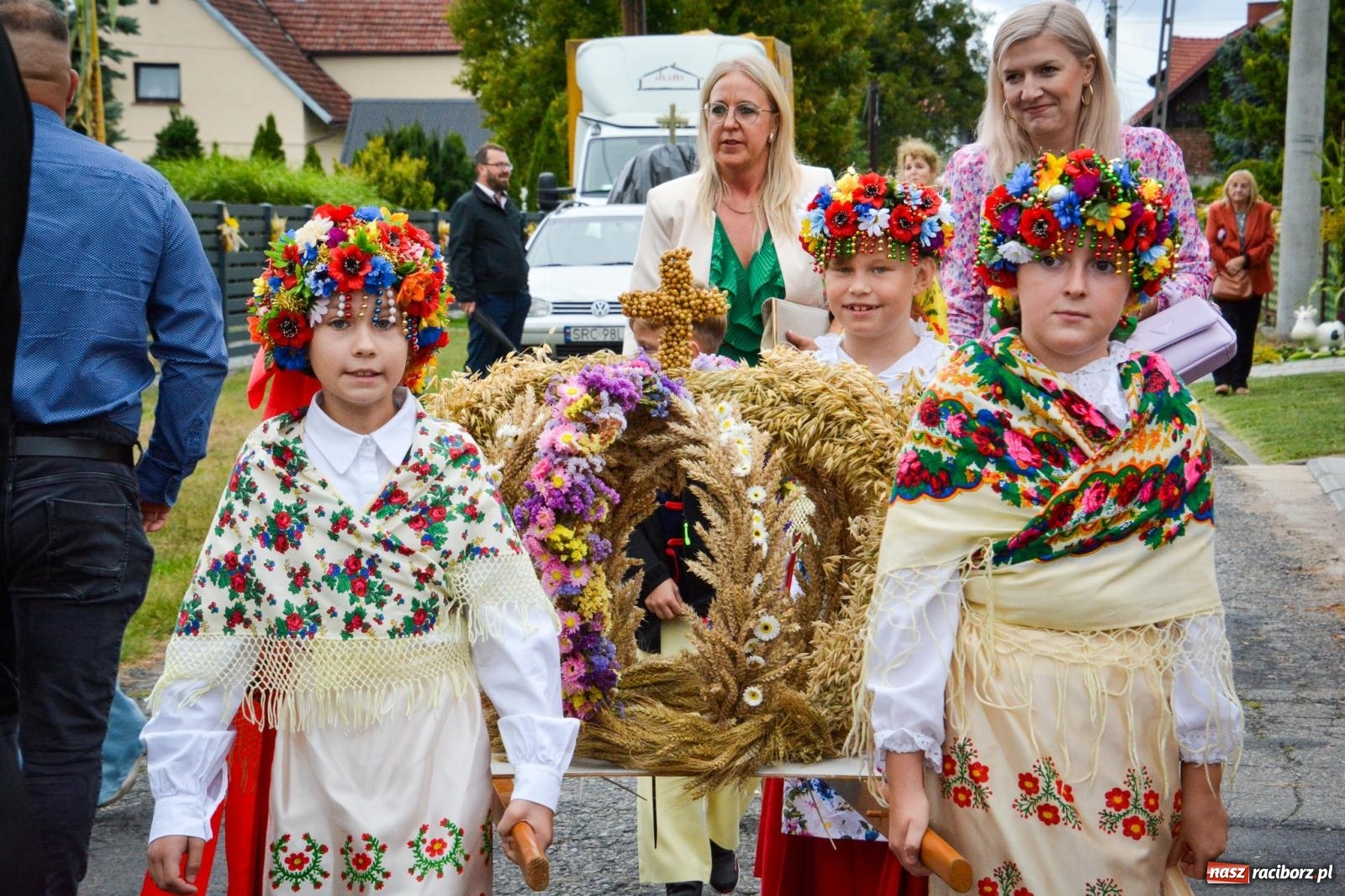 Zdjęcie w galerii na portalu naszraciborz.pl: Siedliska świętują dożynki gminno-powiatowe. Korowód, koncerty i Bitwa smaków [FOTO i WIDEO] wiadomości z regionu