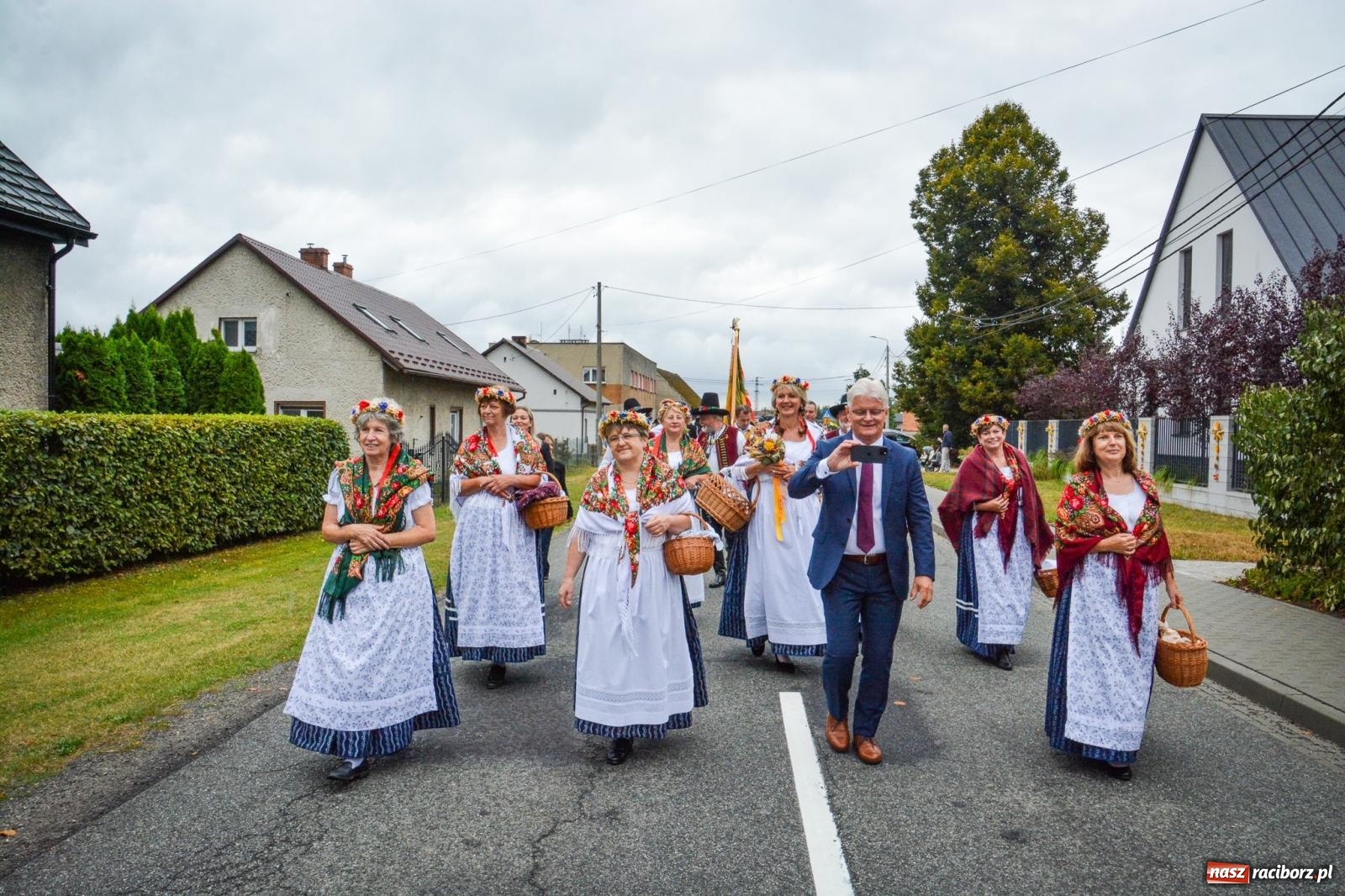 Zdjęcie w galerii na portalu naszraciborz.pl: Siedliska świętują dożynki gminno-powiatowe. Korowód, koncerty i Bitwa smaków [FOTO i WIDEO] wiadomości z regionu
