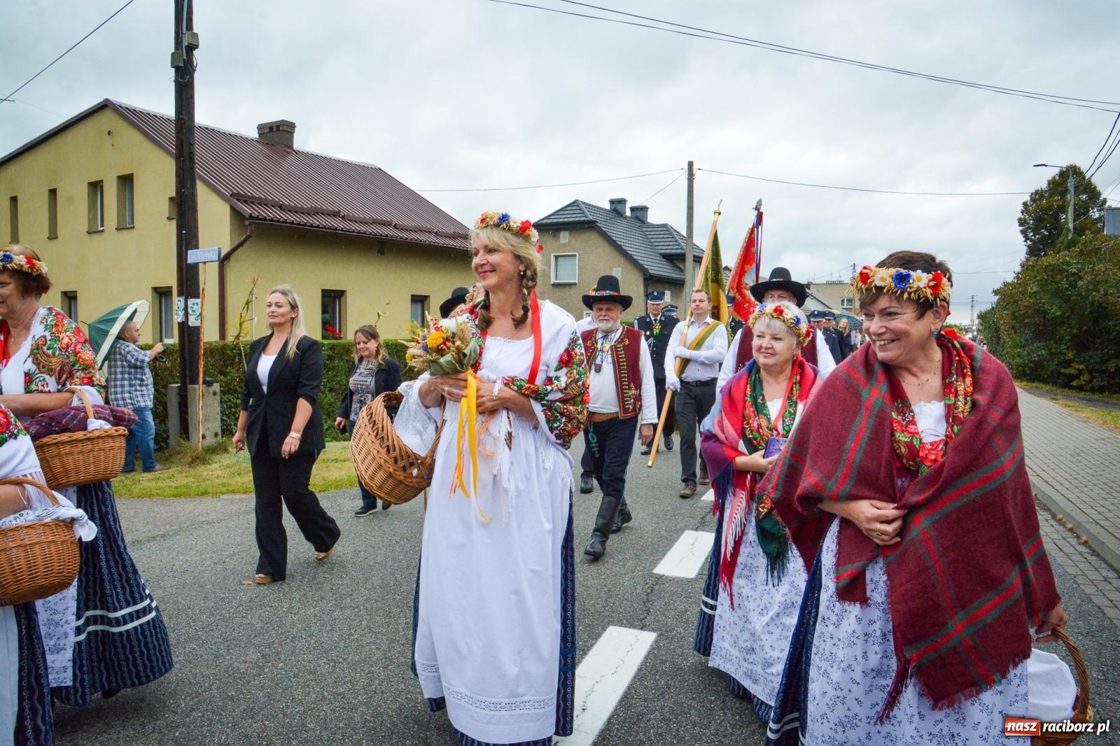 Zdjęcie w galerii na portalu naszraciborz.pl: Siedliska świętują dożynki gminno-powiatowe. Korowód, koncerty i Bitwa smaków [FOTO i WIDEO] wiadomości z regionu