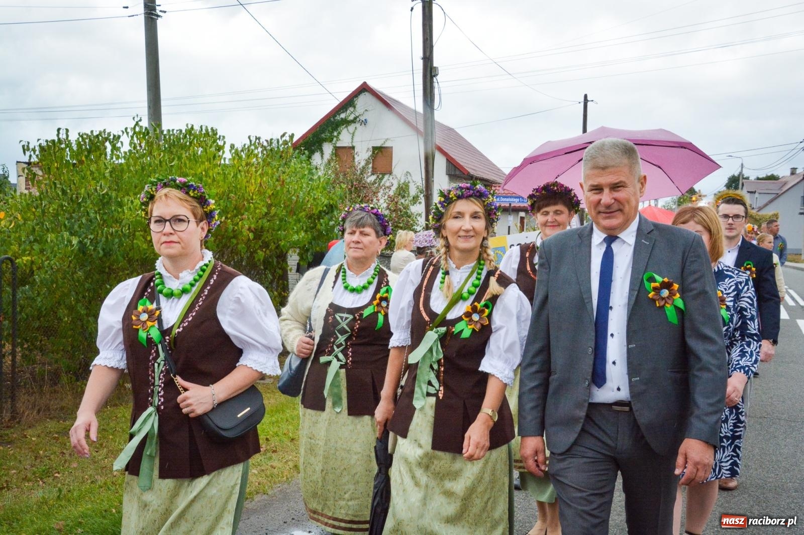 Zdjęcie w galerii na portalu naszraciborz.pl: Siedliska świętują dożynki gminno-powiatowe. Korowód, koncerty i Bitwa smaków [FOTO i WIDEO] wiadomości z regionu