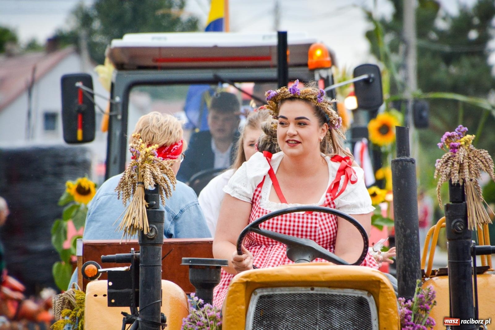 Zdjęcie w galerii na portalu naszraciborz.pl: Siedliska świętują dożynki gminno-powiatowe. Korowód, koncerty i Bitwa smaków [FOTO i WIDEO] wiadomości z regionu