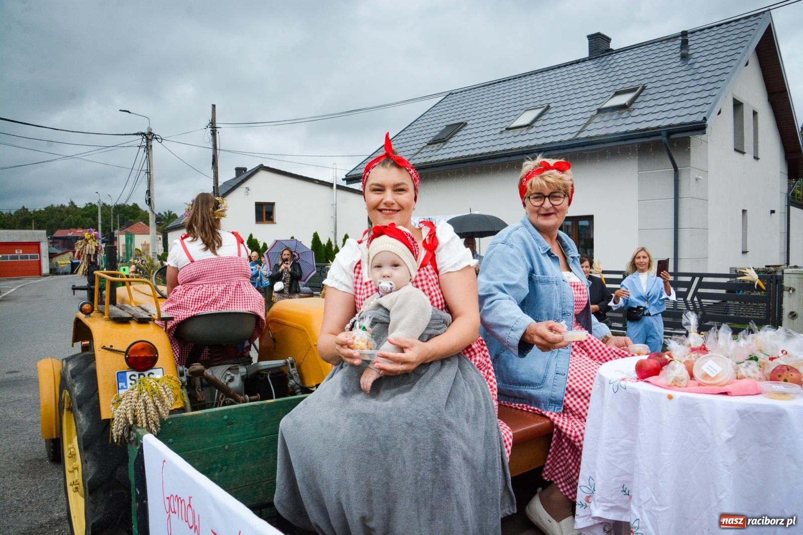 Zdjęcie w galerii na portalu naszraciborz.pl: Siedliska świętują dożynki gminno-powiatowe. Korowód, koncerty i Bitwa smaków [FOTO i WIDEO] wiadomości z regionu