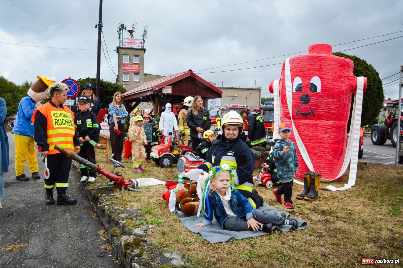 Zdjęcie w galerii na portalu naszraciborz.pl: Siedliska świętują dożynki gminno-powiatowe. Korowód, koncerty i Bitwa smaków [FOTO i WIDEO] wiadomości z regionu