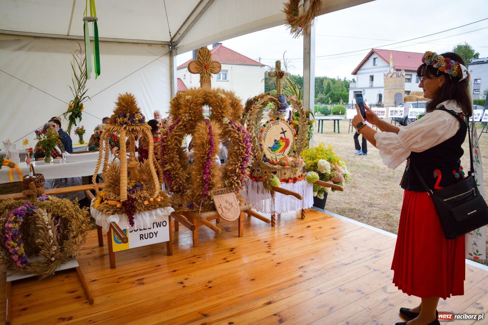 Zdjęcie w galerii na portalu naszraciborz.pl: Siedliska świętują dożynki gminno-powiatowe. Korowód, koncerty i Bitwa smaków [FOTO i WIDEO] wiadomości z regionu