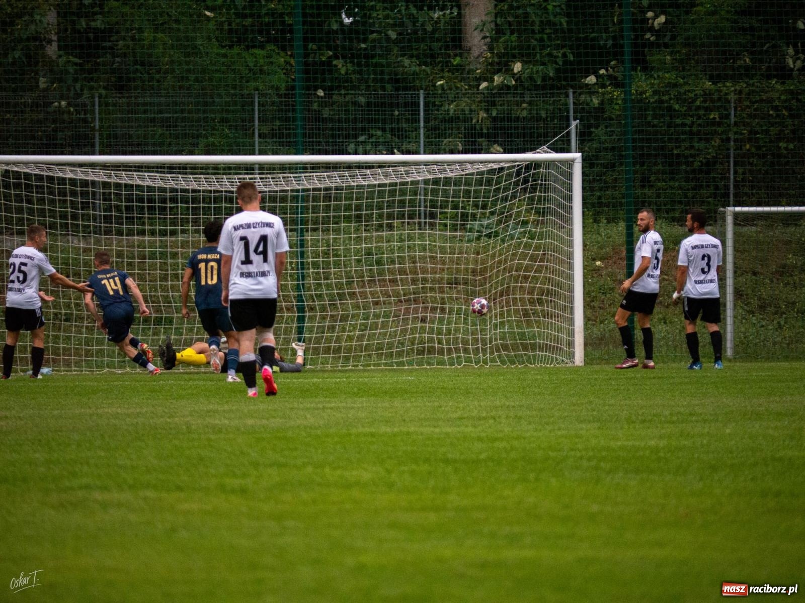 Zdjęcie w galerii na portalu naszraciborz.pl: Klasa okręgowa: Emocjonujące starcie w Nędzy [FOTO] wiadomości z regionu