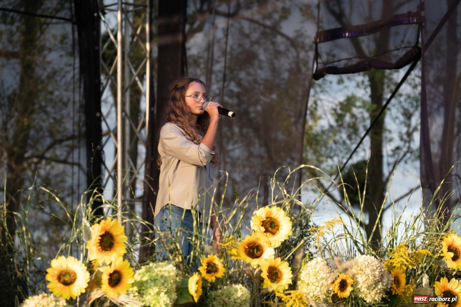 Zdjęcie w galerii na portalu naszraciborz.pl: Fajerwerki, młodzi artyści Fundacji ARS i Staś Karoń. Pierwszy dzień dożynek Gminy Krzyżanowice w Owsiszczach  wiadomości z regionu