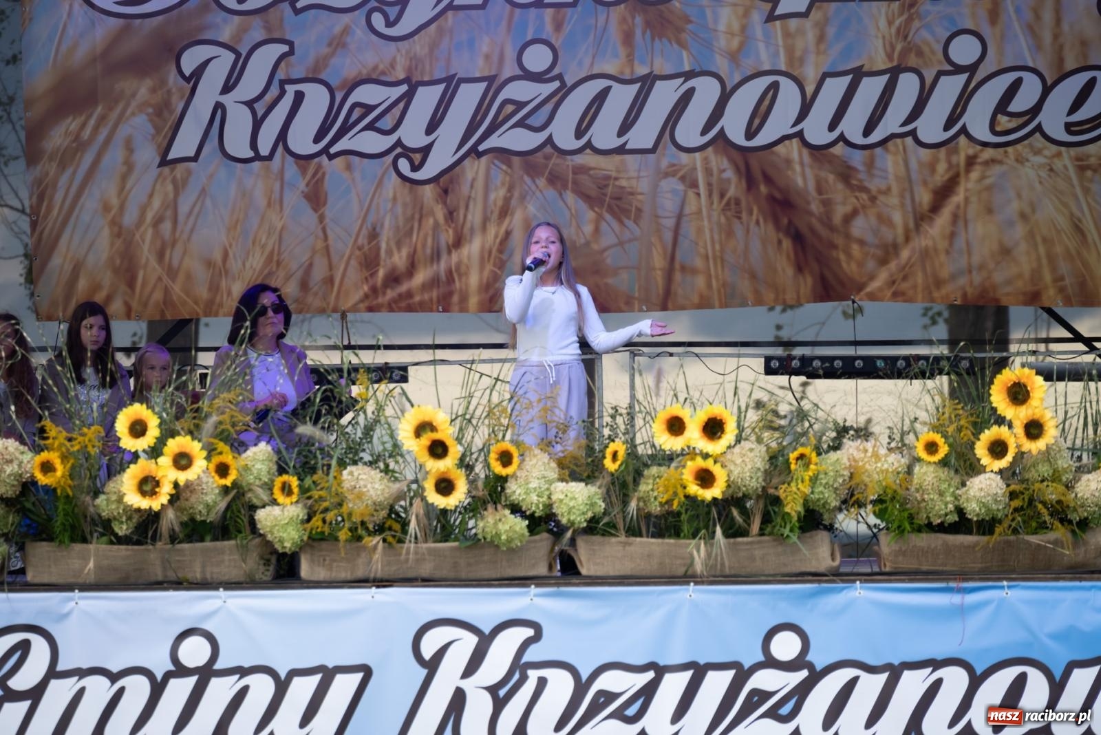 Zdjęcie w galerii na portalu naszraciborz.pl: Fajerwerki, młodzi artyści Fundacji ARS i Staś Karoń. Pierwszy dzień dożynek Gminy Krzyżanowice w Owsiszczach  wiadomości z regionu