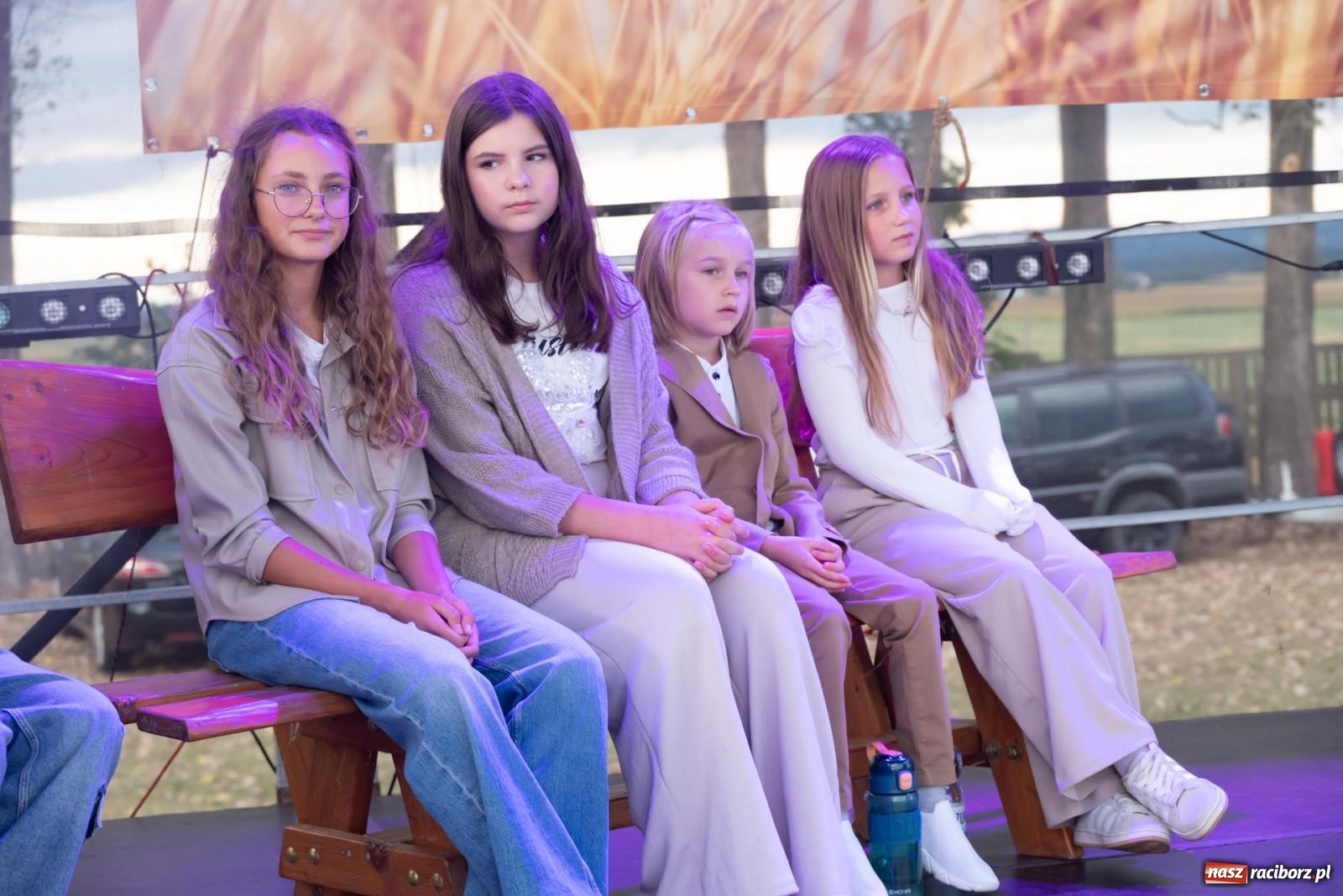 Zdjęcie w galerii na portalu naszraciborz.pl: Fajerwerki, młodzi artyści Fundacji ARS i Staś Karoń. Pierwszy dzień dożynek Gminy Krzyżanowice w Owsiszczach  wiadomości z regionu