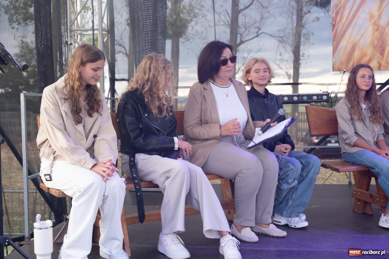 Zdjęcie w galerii na portalu naszraciborz.pl: Fajerwerki, młodzi artyści Fundacji ARS i Staś Karoń. Pierwszy dzień dożynek Gminy Krzyżanowice w Owsiszczach  wiadomości z regionu